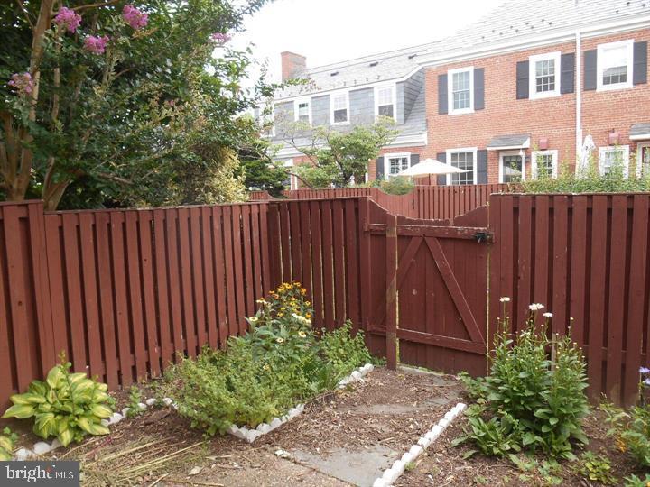 FAIRLINGTON MEADOWS - Residential Lease