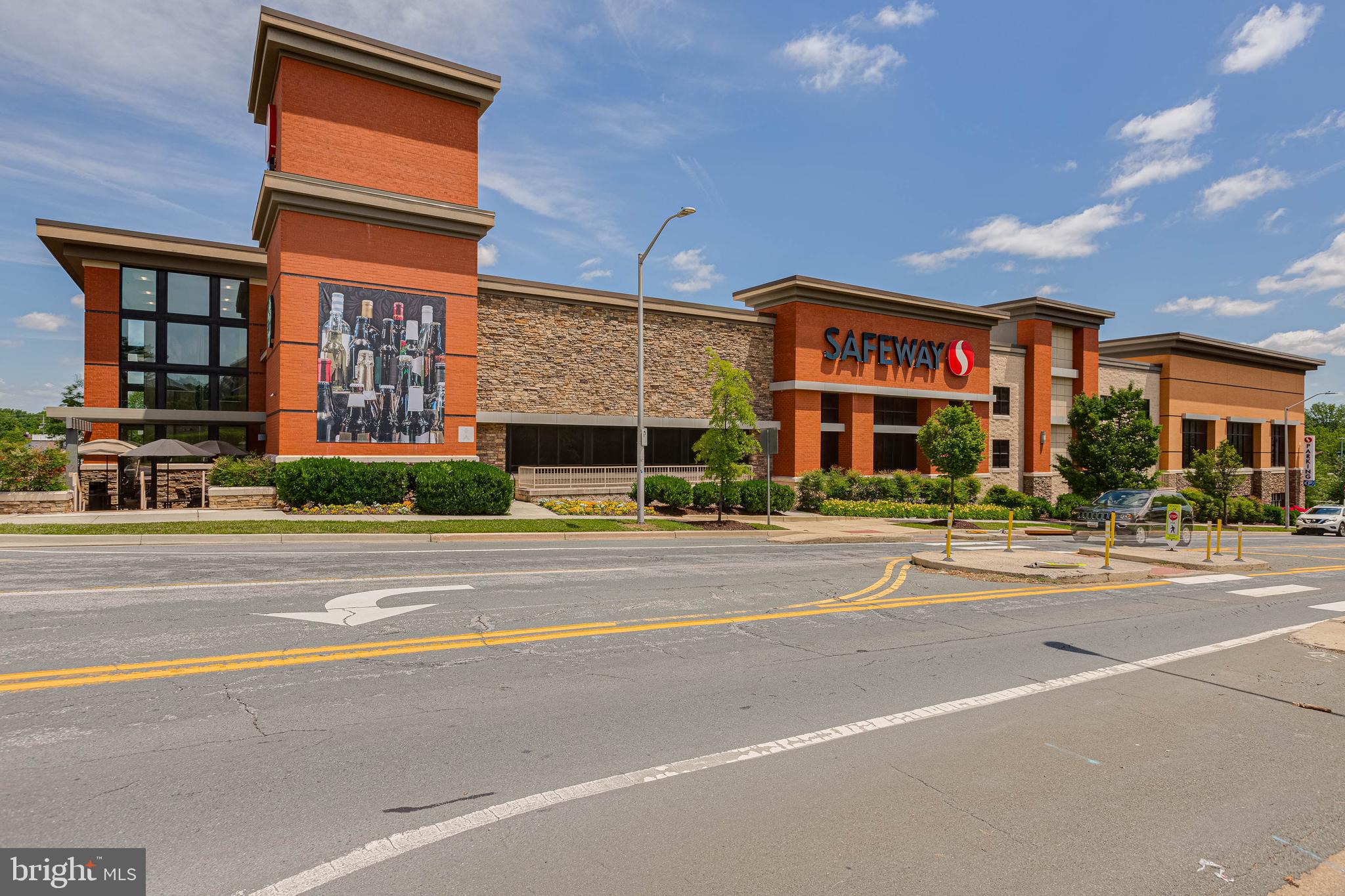 CAMELBACK VILLAGE - Residential