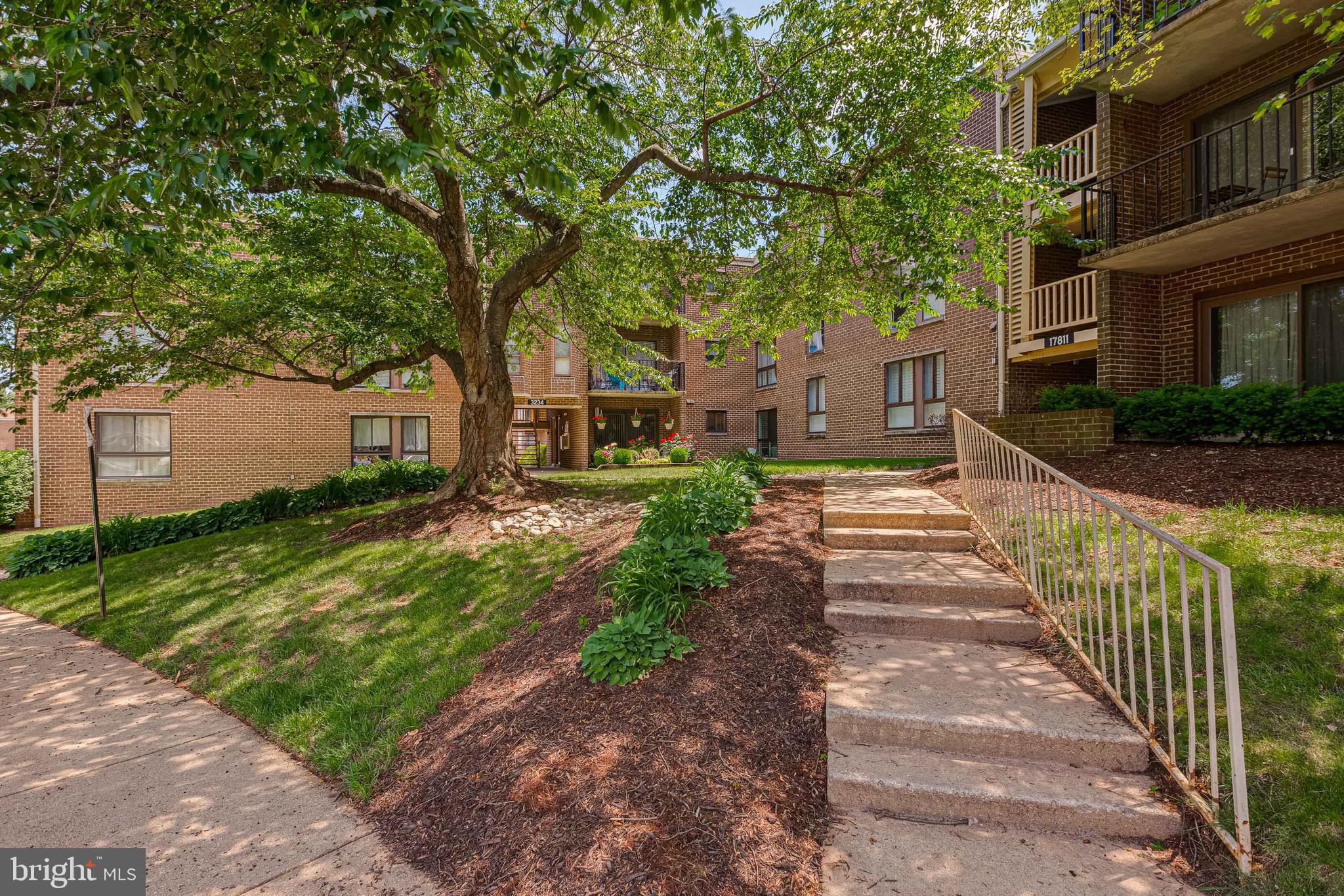 CAMELBACK VILLAGE - Residential