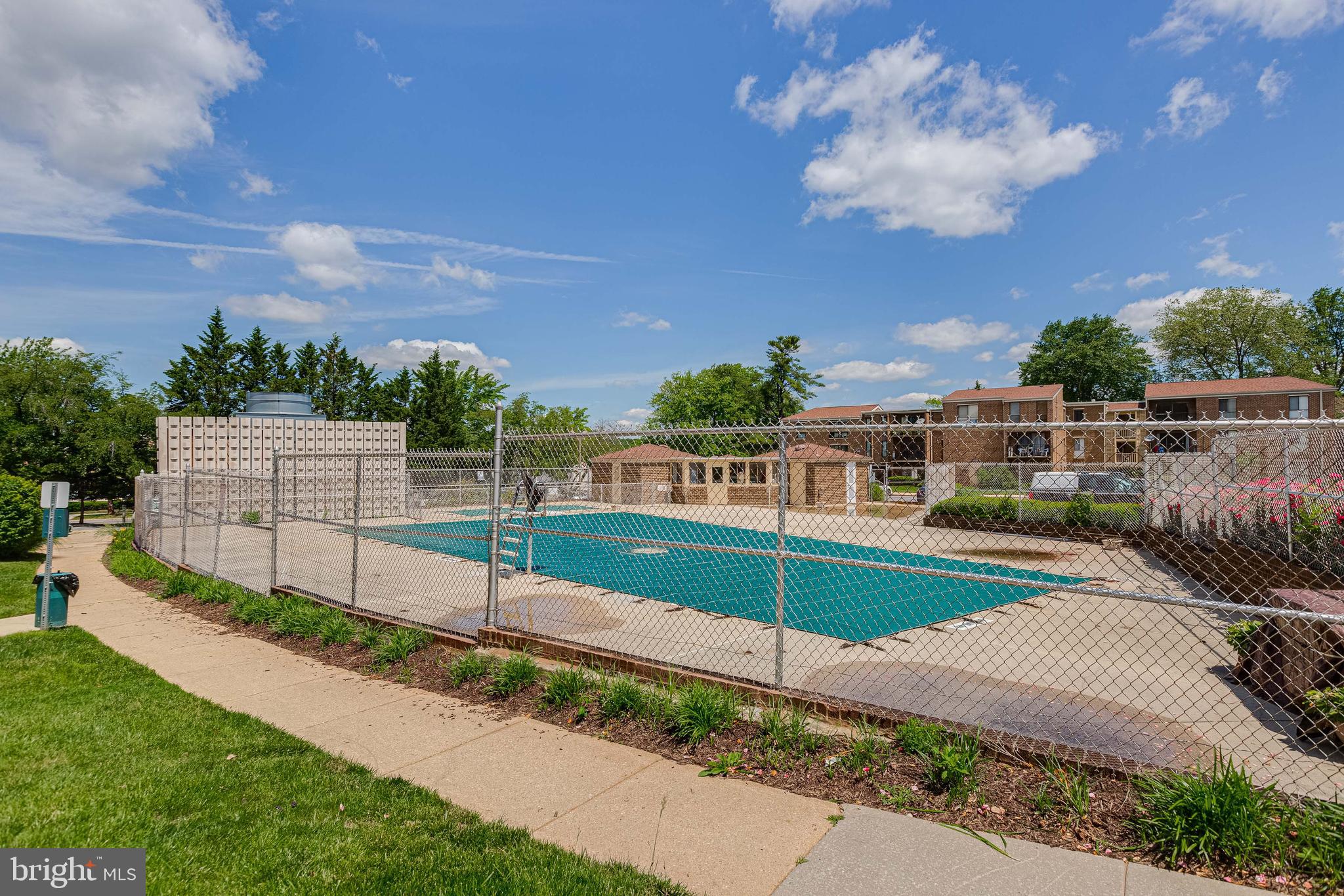 CAMELBACK VILLAGE - Residential