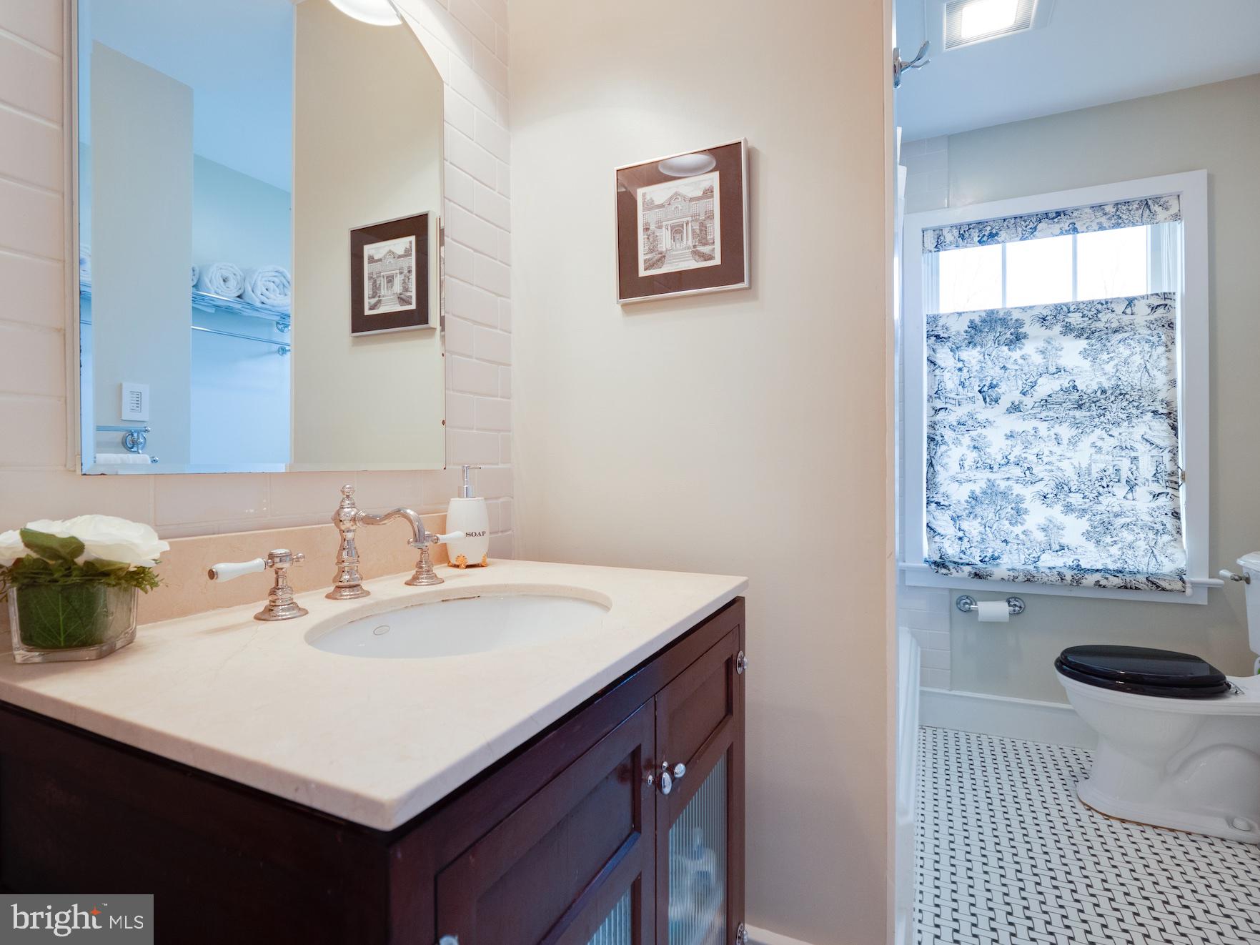 COUNTRY CLUB HILLS - Residential