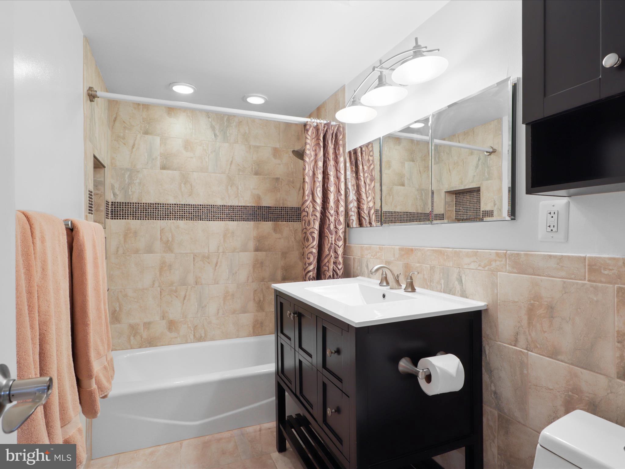 ADAMS HOUSE - Residential