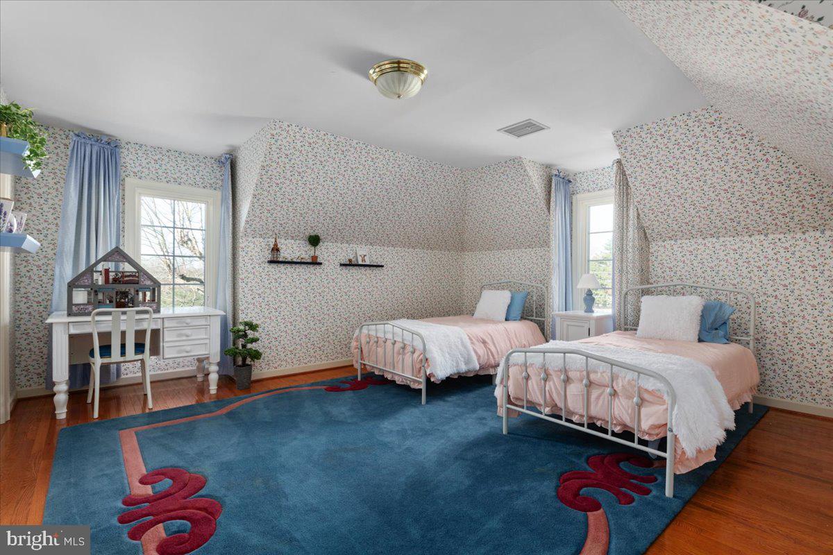 NEAR CLIFTON - Residential