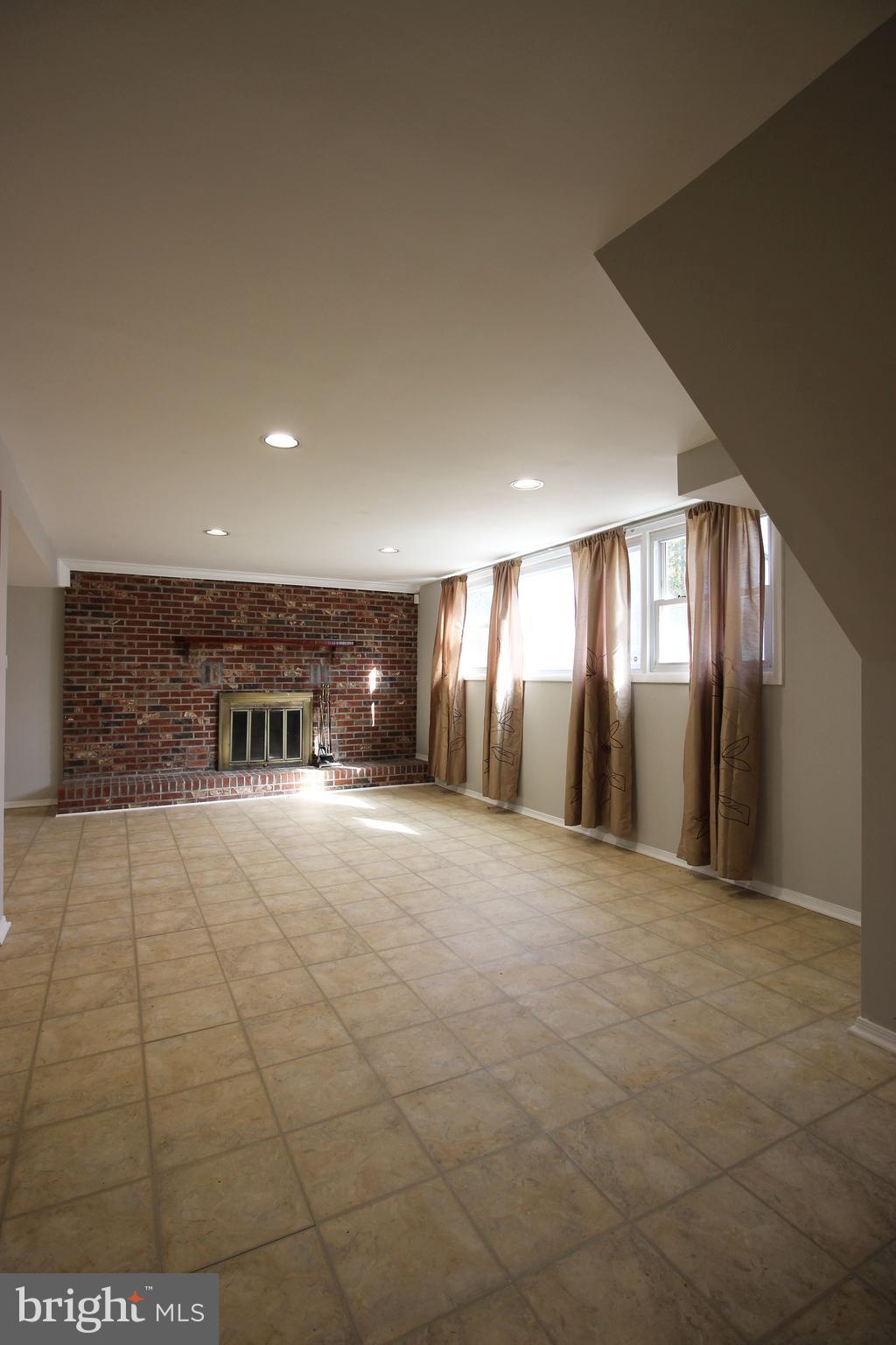 VIENNA WOODS - Residential Lease