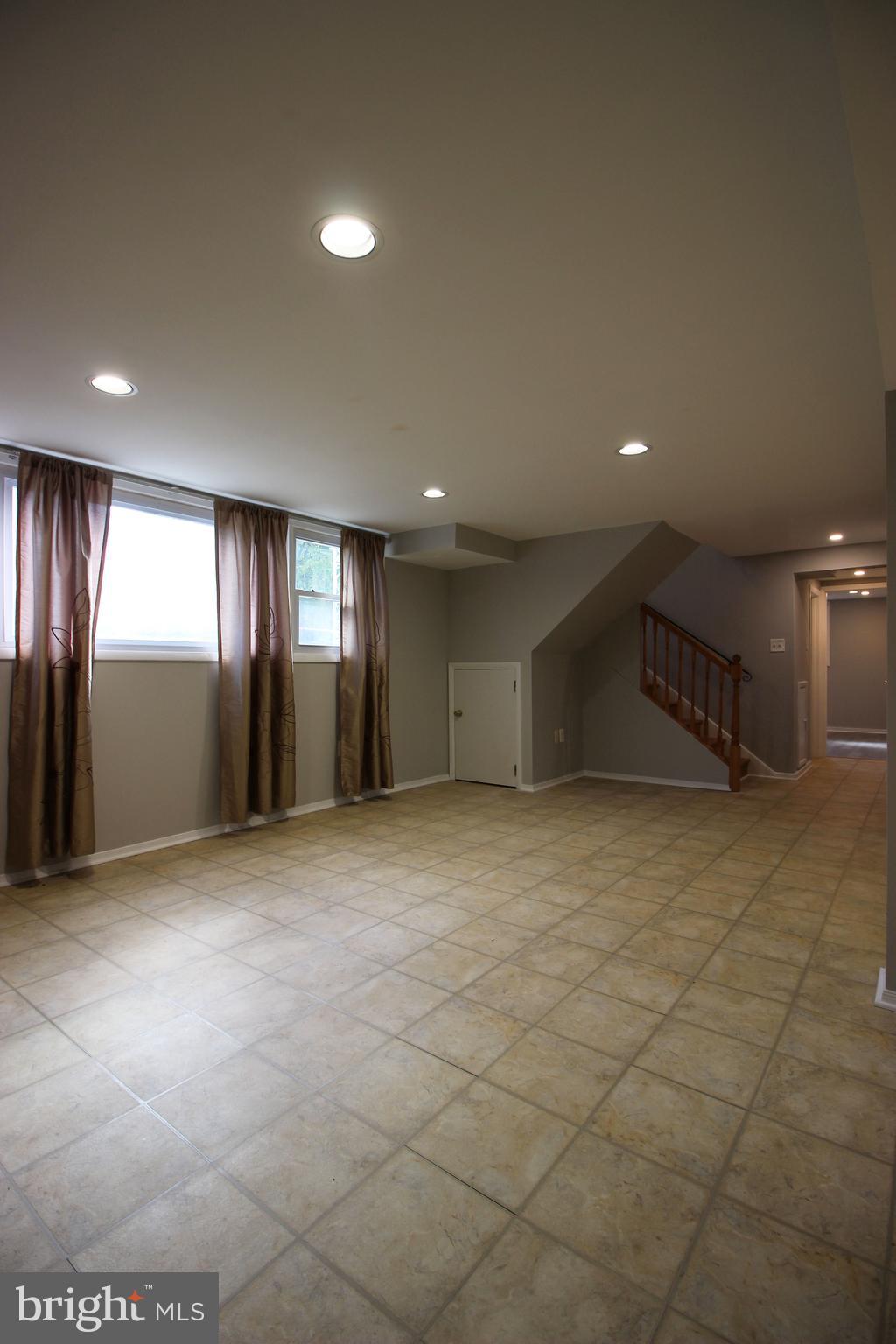 VIENNA WOODS - Residential Lease