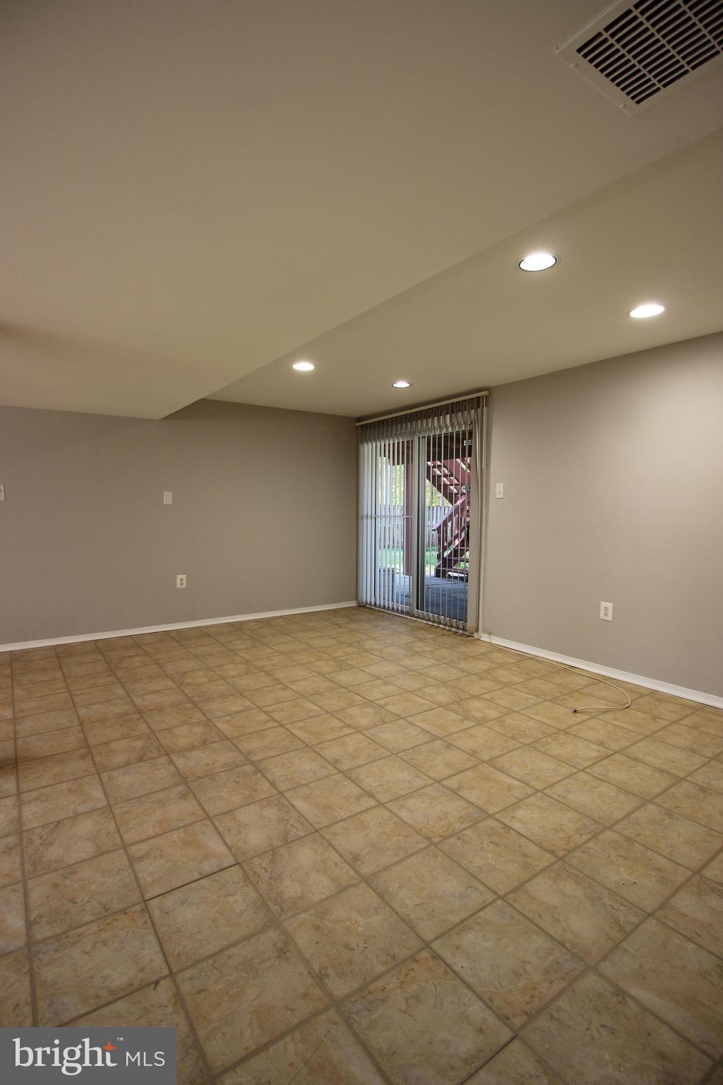 VIENNA WOODS - Residential Lease