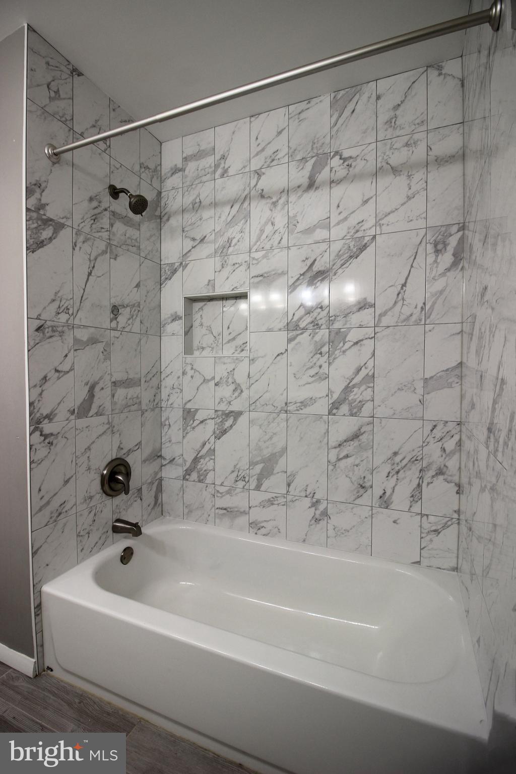 VIENNA WOODS - Residential Lease