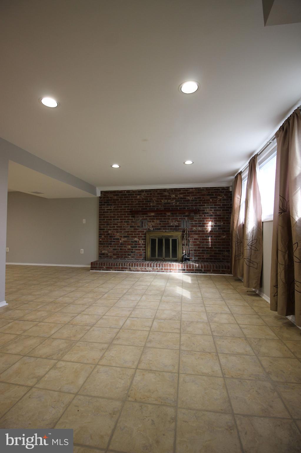 VIENNA WOODS - Residential Lease