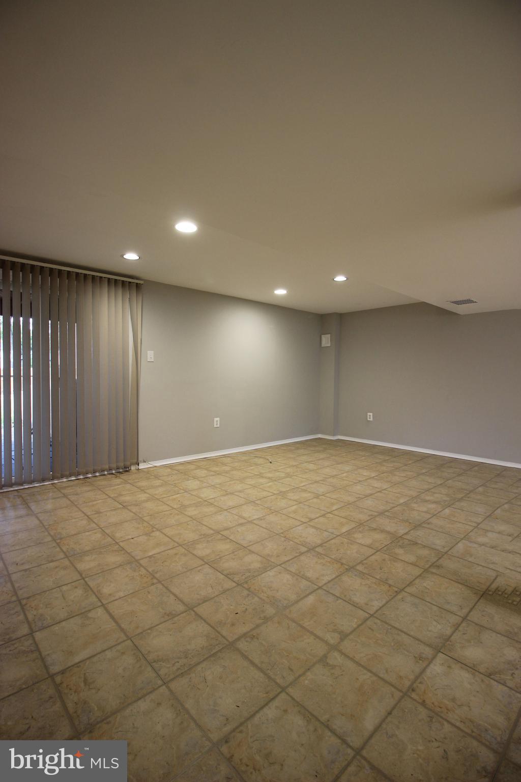 VIENNA WOODS - Residential Lease