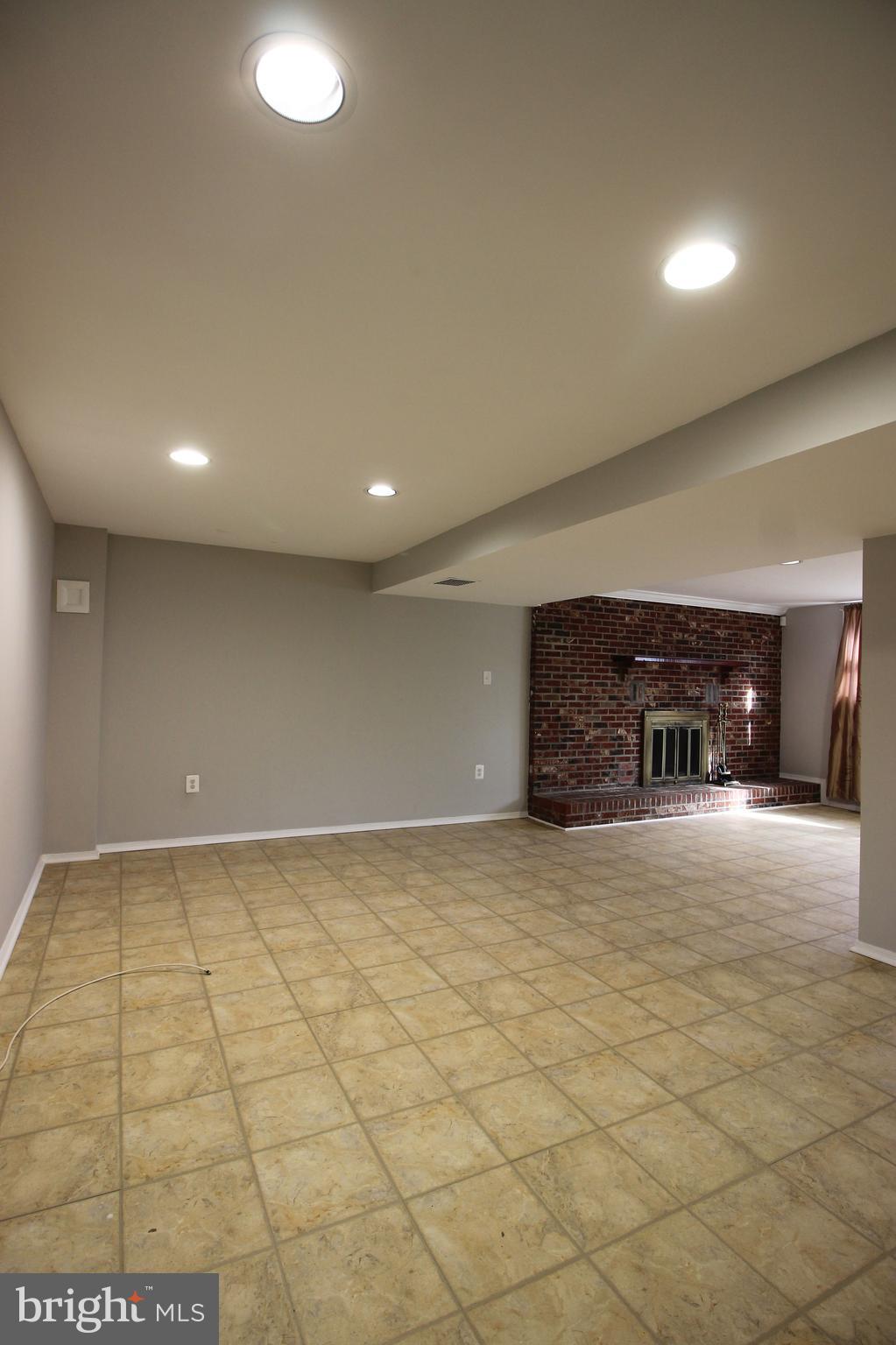 VIENNA WOODS - Residential Lease