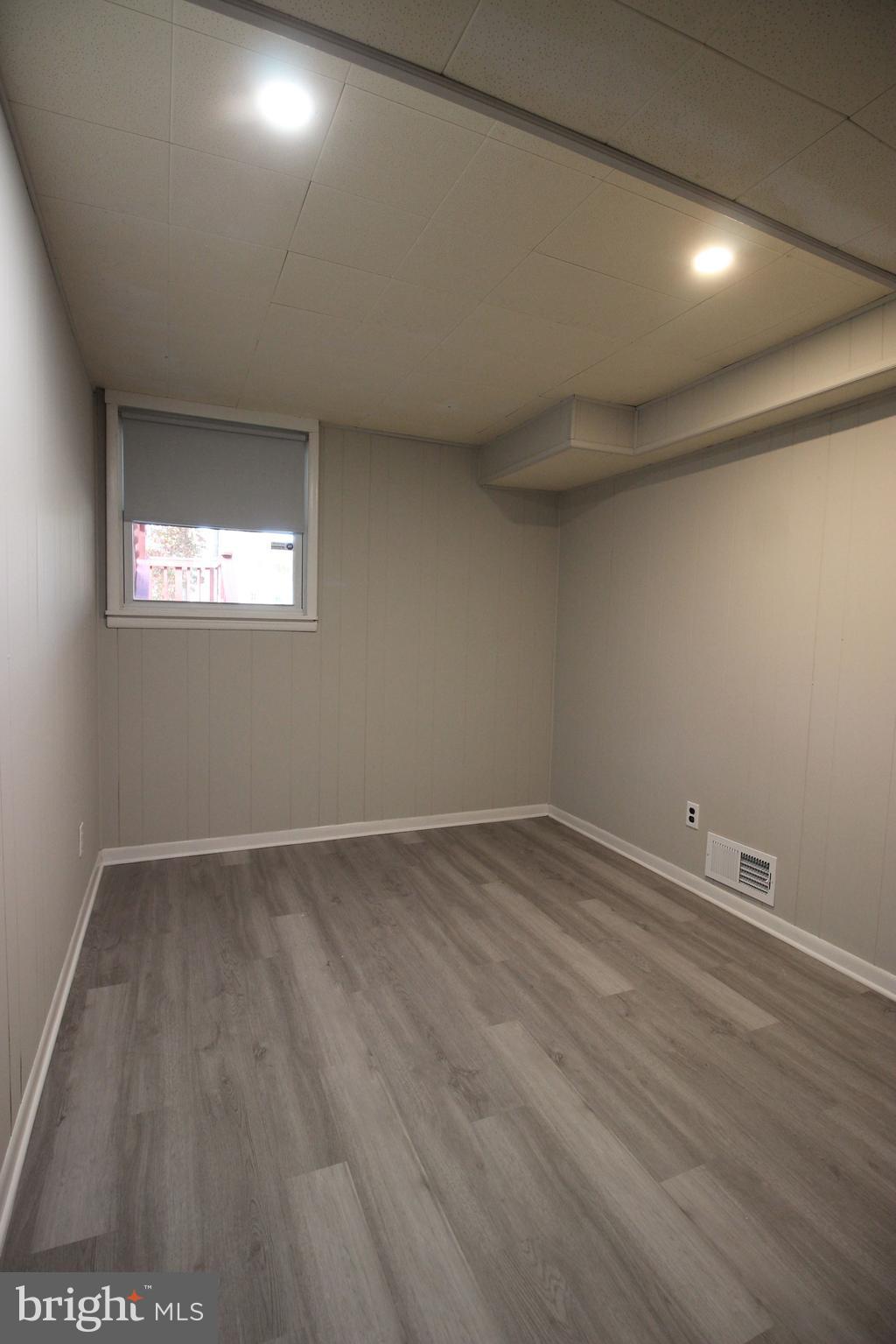 VIENNA WOODS - Residential Lease