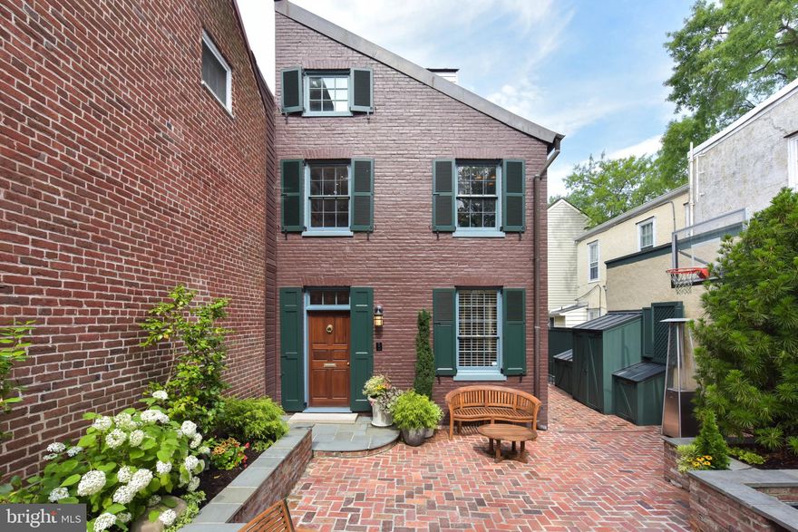 Historic flounder house in pristine condition located in the heart of SE Quadrant Old Town.  A special gem that has been completely restored with copper roof, restored windows, 6 fireplaces, new kitchen and and baths and special attention to every detail.