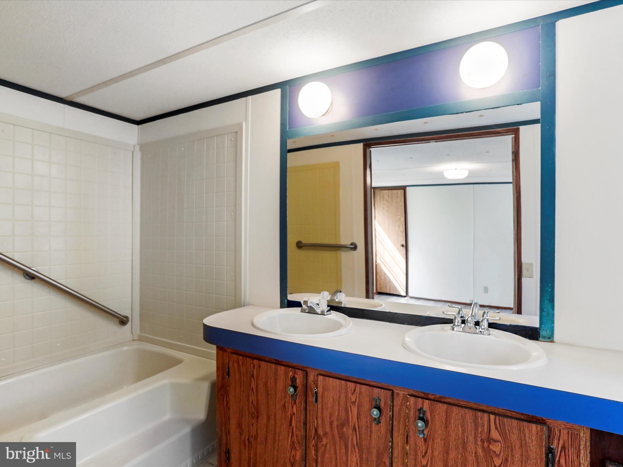 FLOWING ACRES - Residential