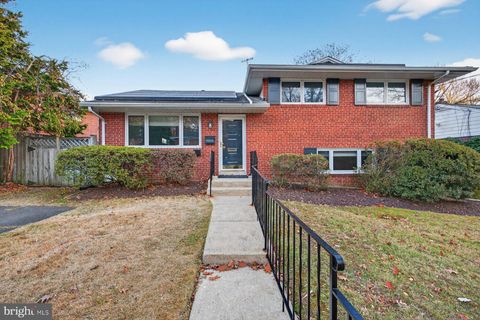 Photo of 10405 Leslie Street, SILVER SPRING, MD 20902 (MLS # MDMC2208202)