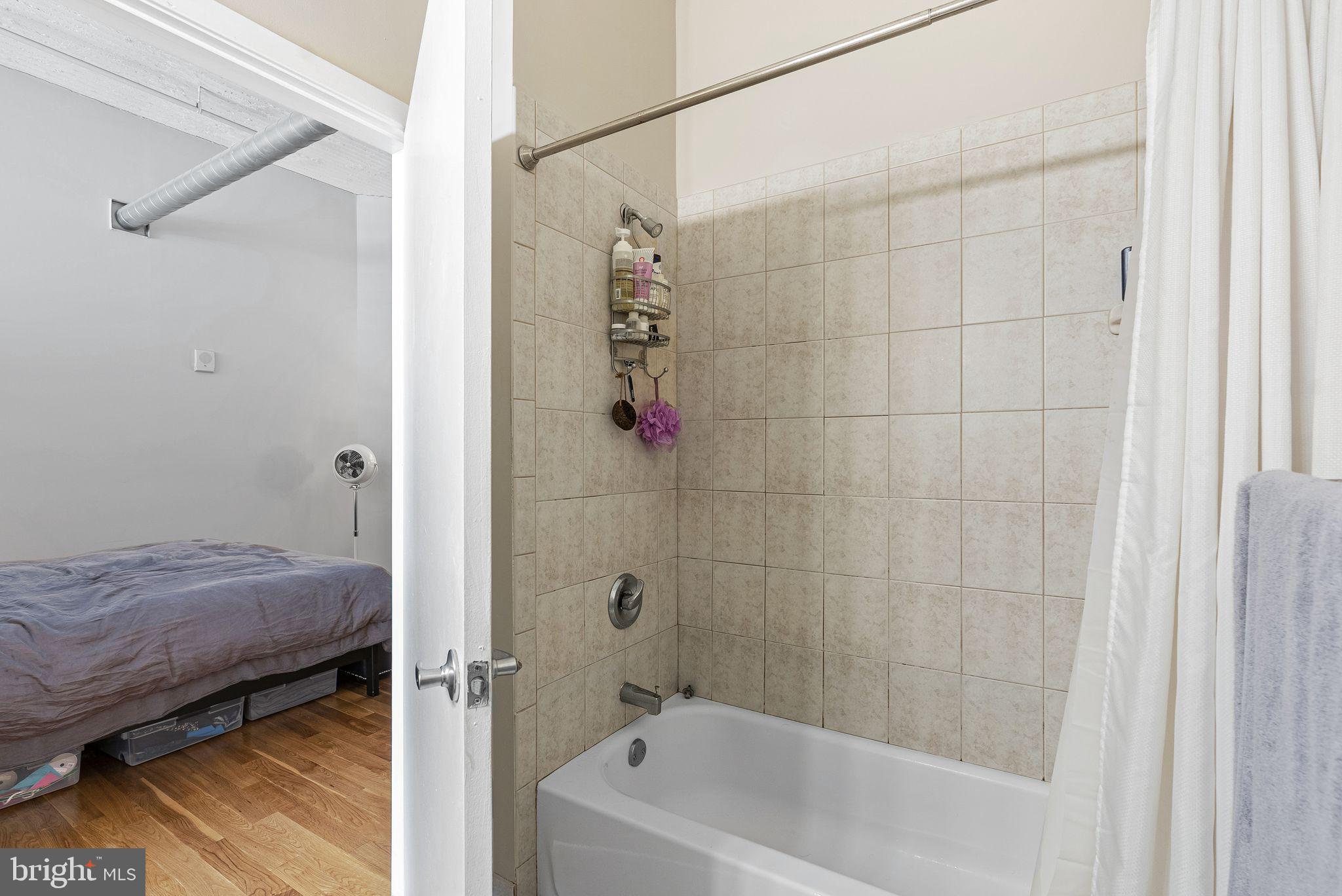 LOGAN SQUARE - Residential