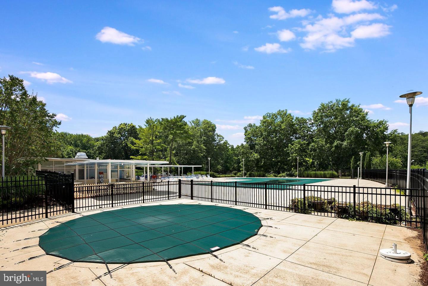 RIVER TOWERS - Residential