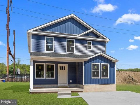 2822 AVENUE E LEVITTOWN PA 19056