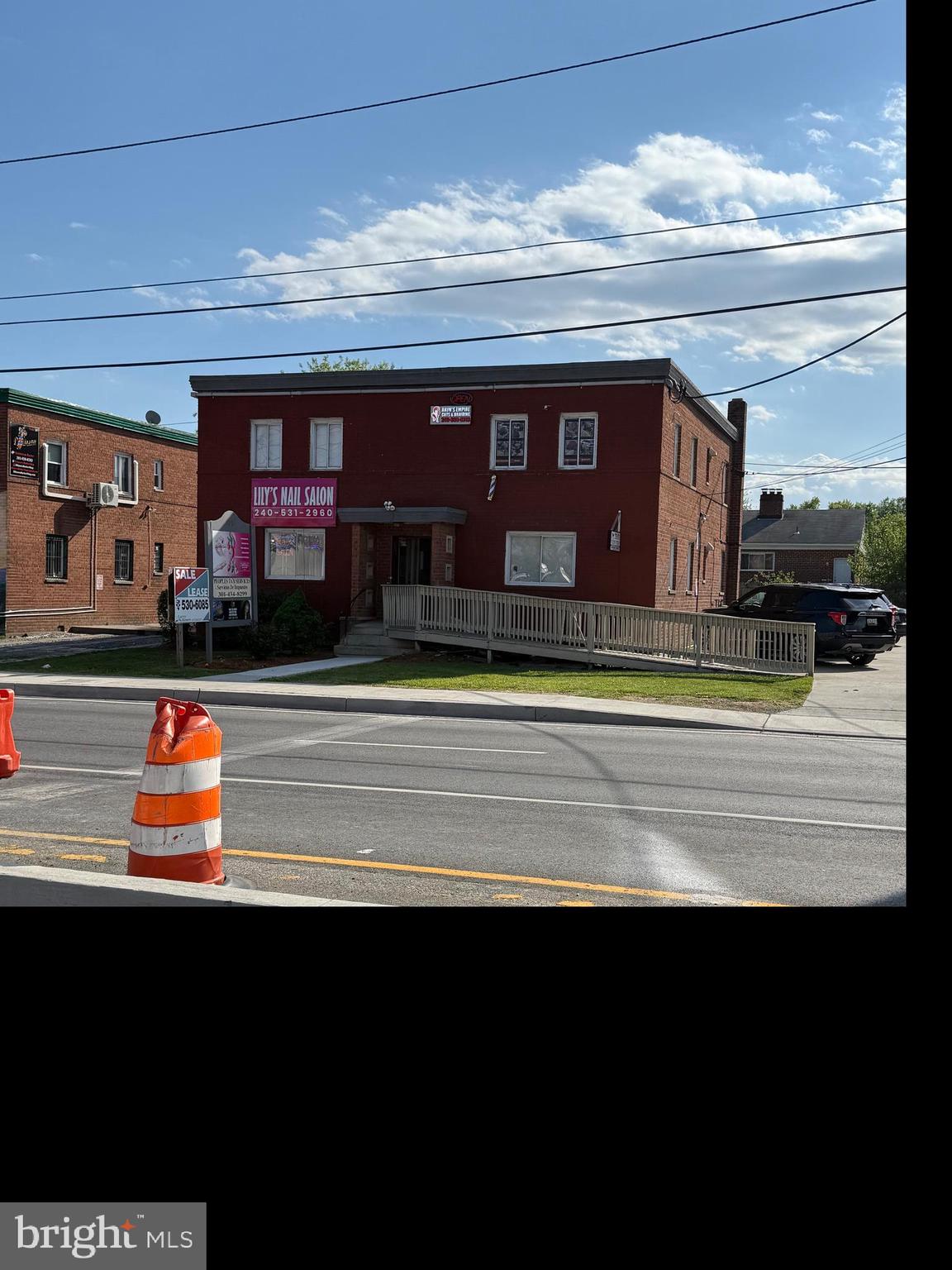 Main image without alt text