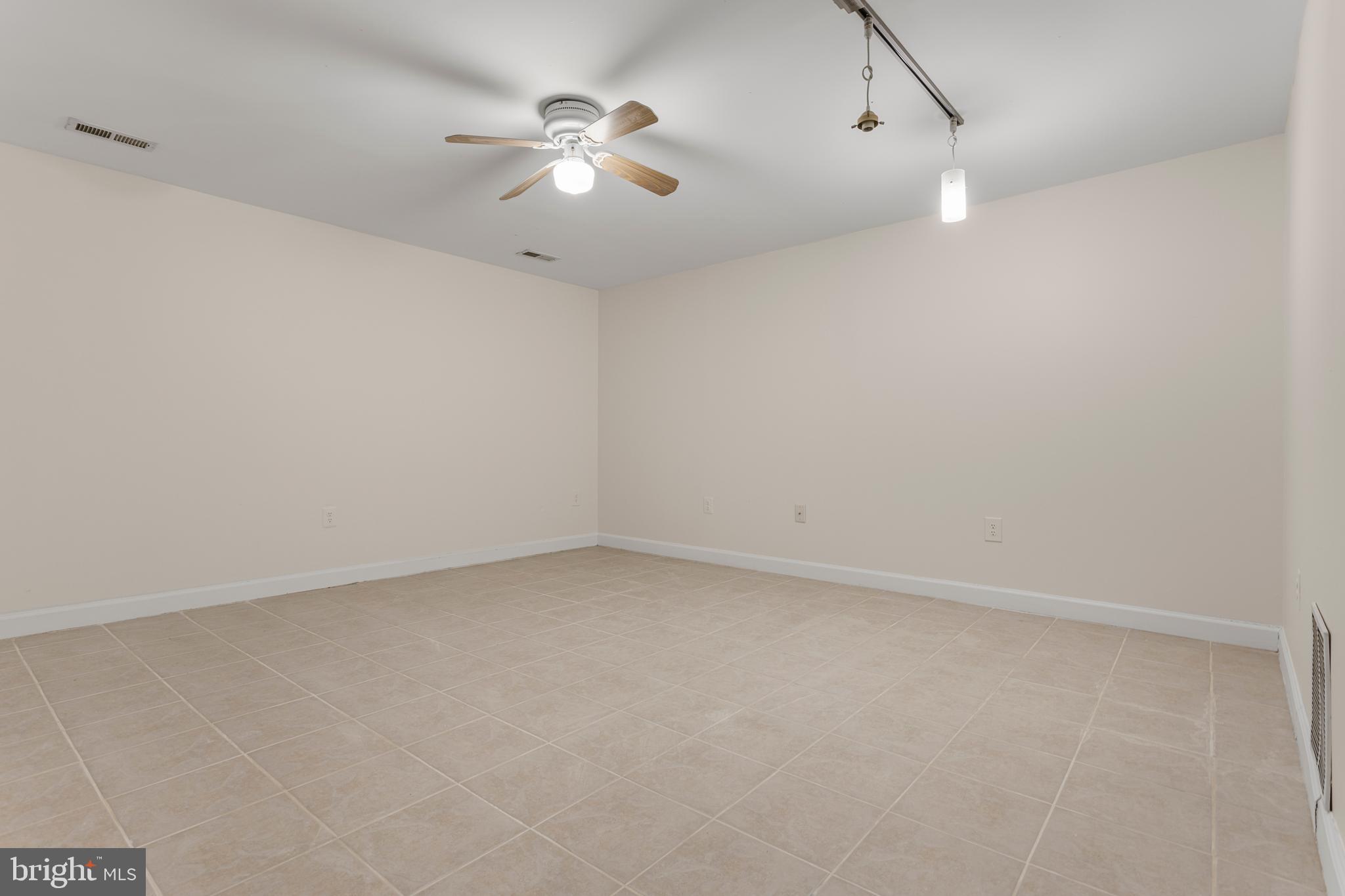 CHESAPEAKE LIGHTHOUSE - Residential