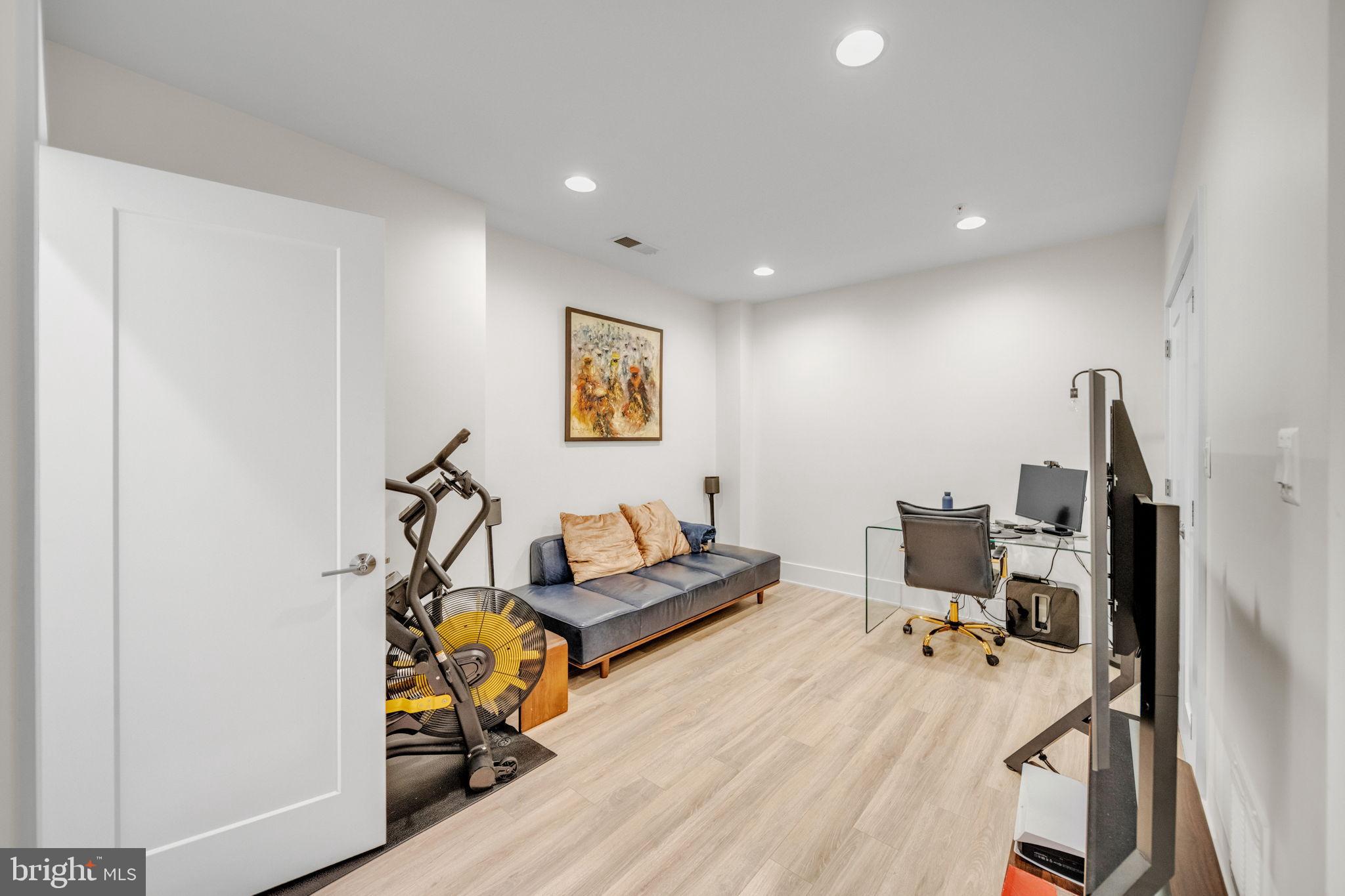 CABIN JOHN VILLAGE - Residential