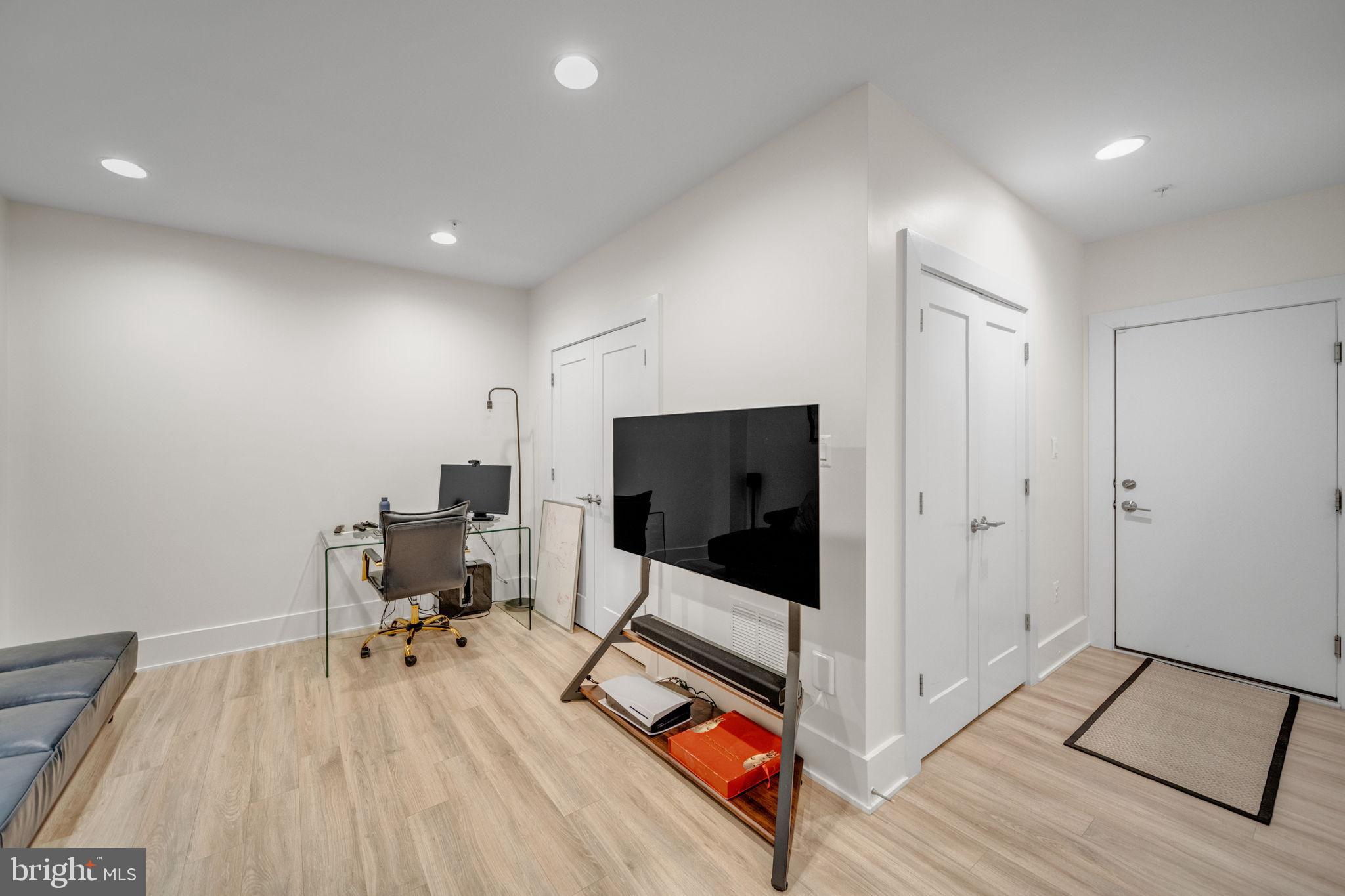 CABIN JOHN VILLAGE - Residential