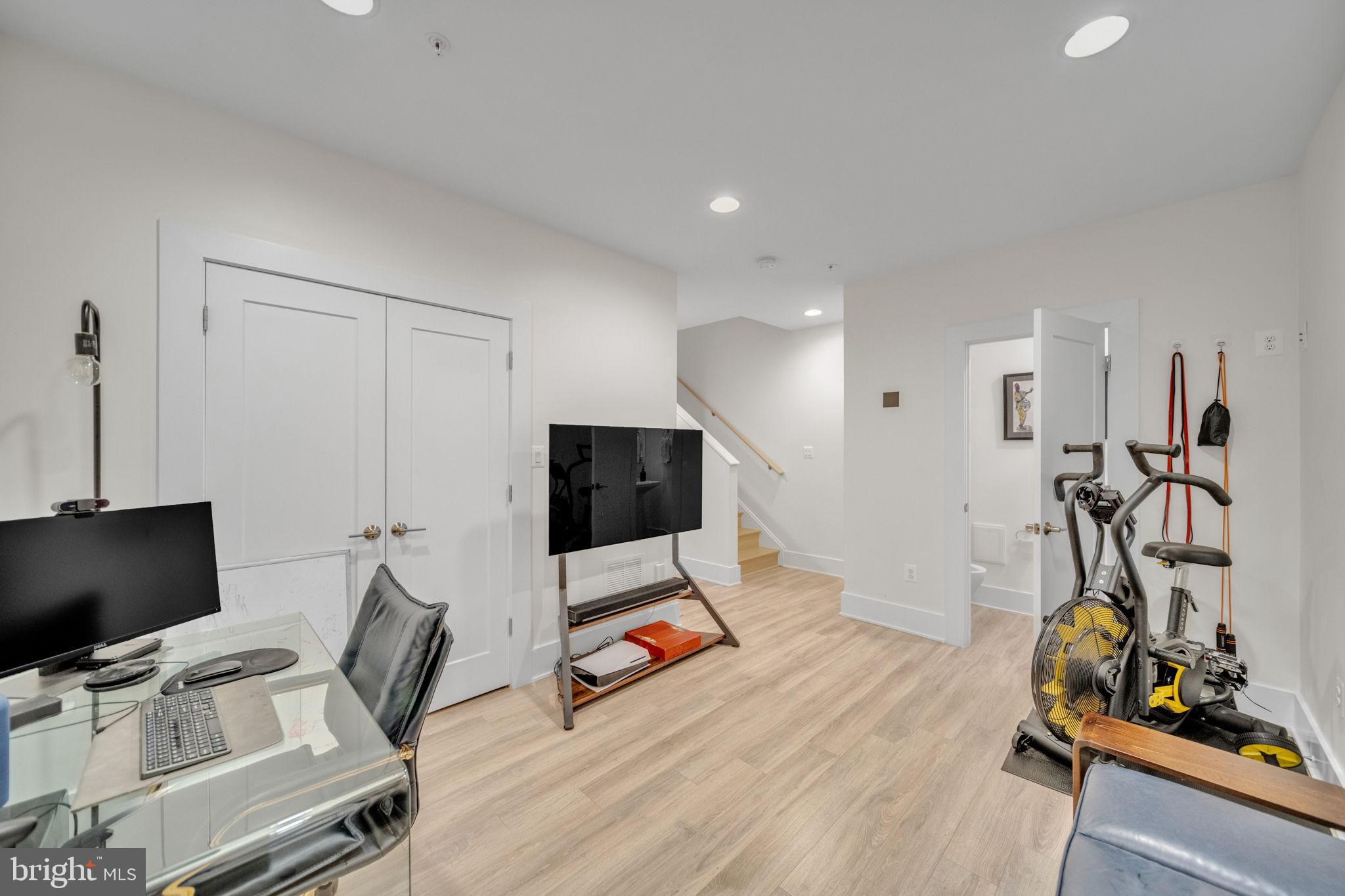 CABIN JOHN VILLAGE - Residential