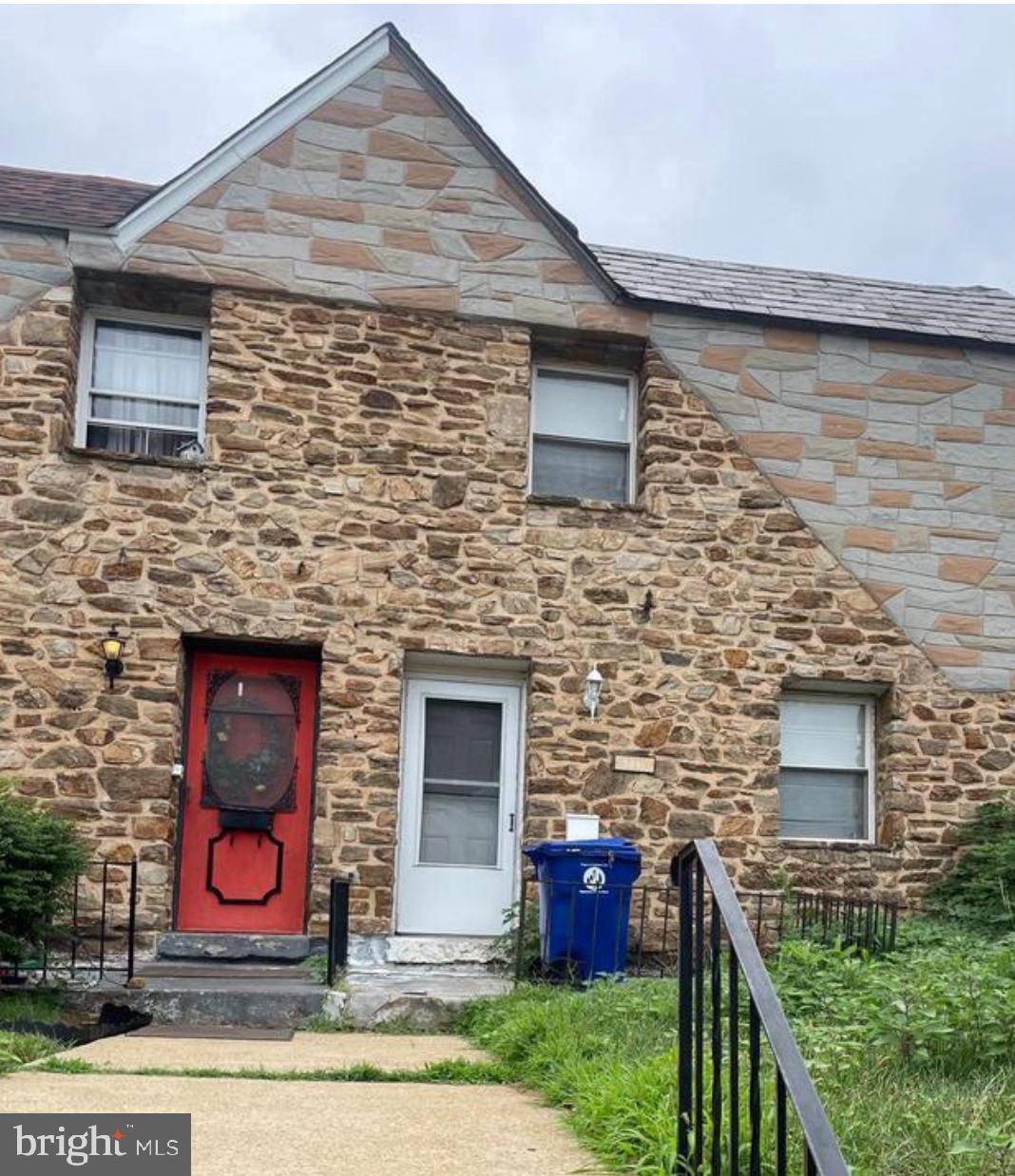 This beautiful home features three bedrooms and one bathroom, with a low maintenance back yard, and basement. This home is located close to bus routes, subway stations and shopping mall.