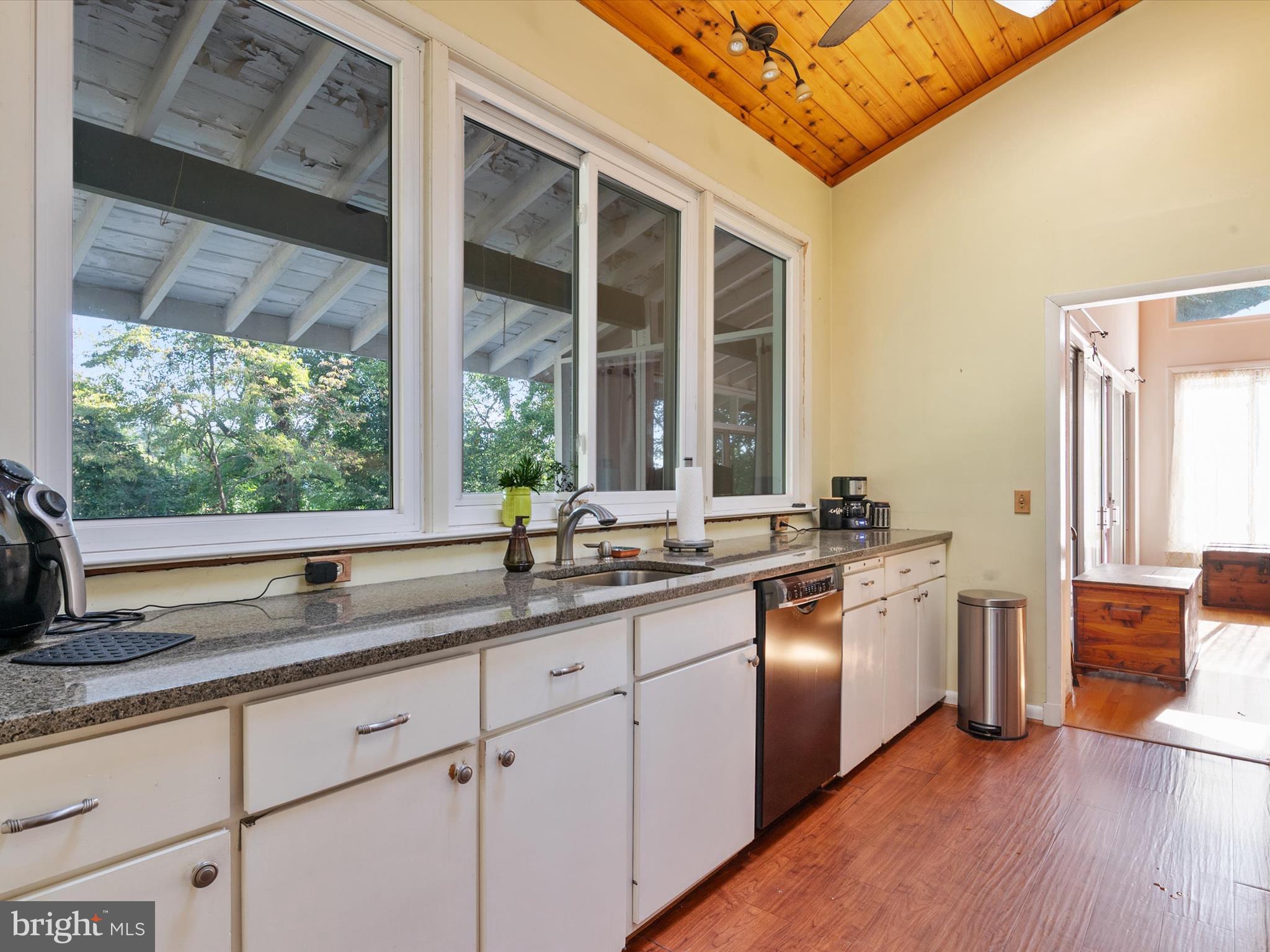 SUNRISE BEACH - Residential