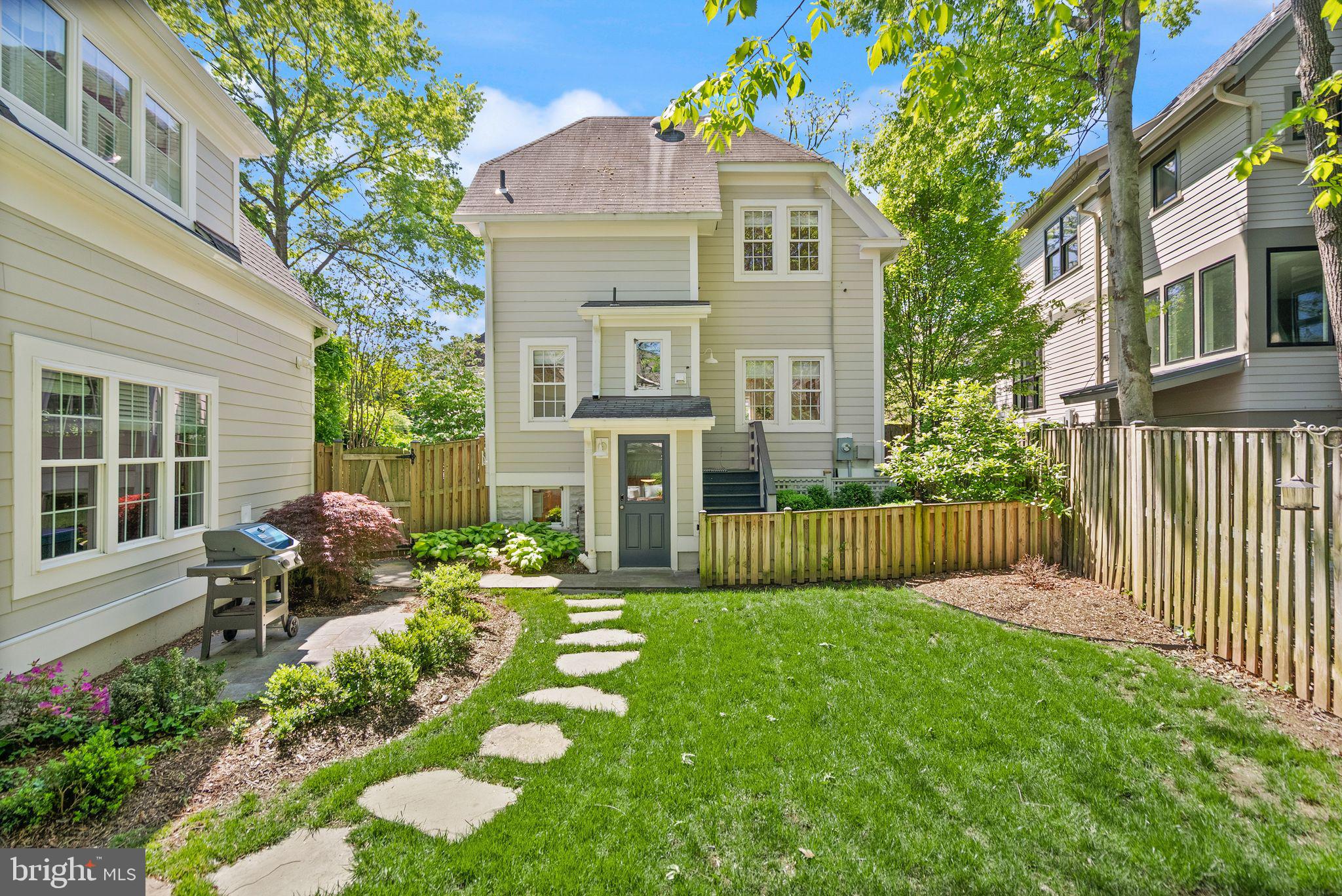 LYON VILLAGE - Residential