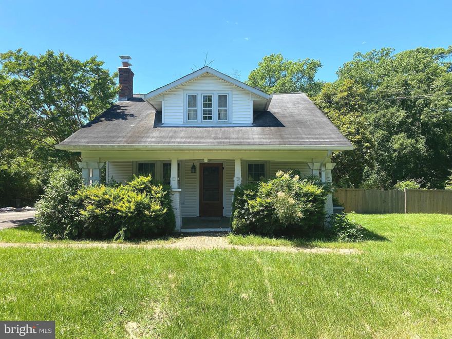 Beautiful 3-bedroom and 2 full baths single-family house. The Gourmet kitchen is stunning & boasts Energy Star appliances. The hardwood floors gleam. The fireplace mantel will look great with the kids' stocking ready 4 Santa. Detached 1-car garage roomy enjoy for the SUV and Harley. Close to Fort Belvoir, 95, shopping.