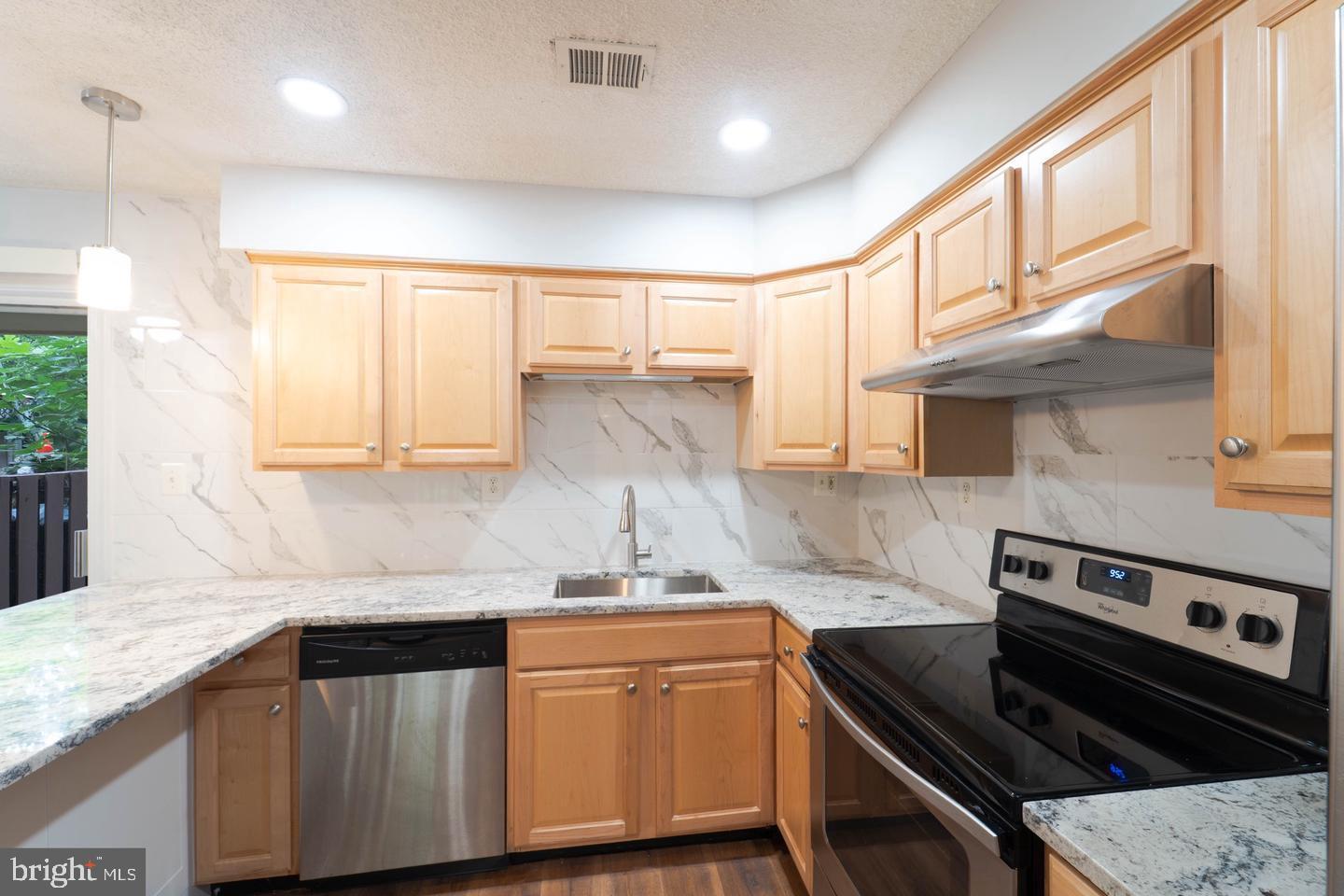RESTON - Residential
