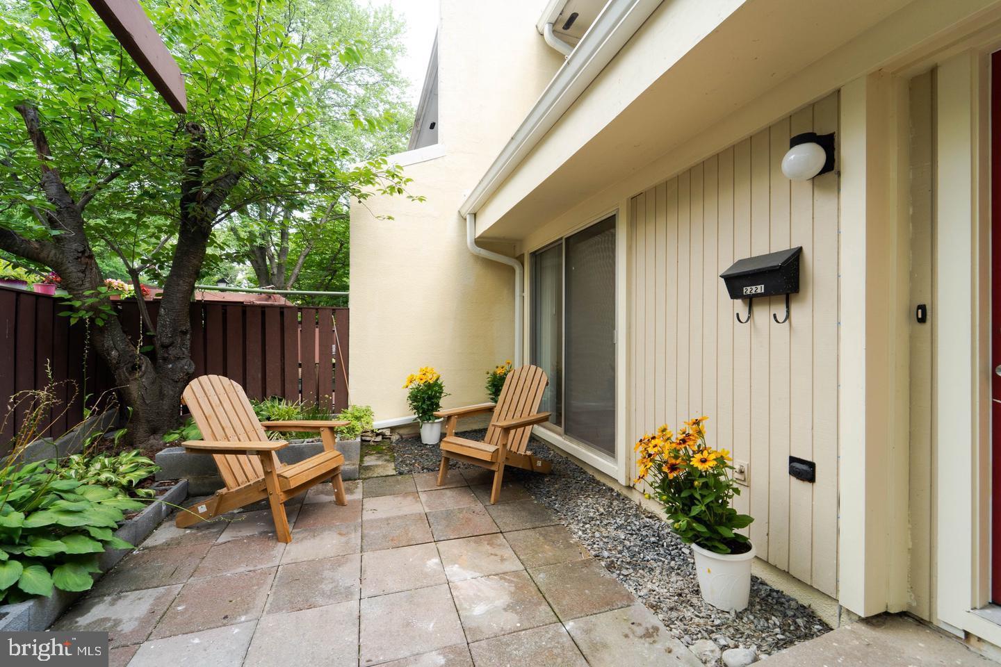 2221 SOUTHGATE SQUARE