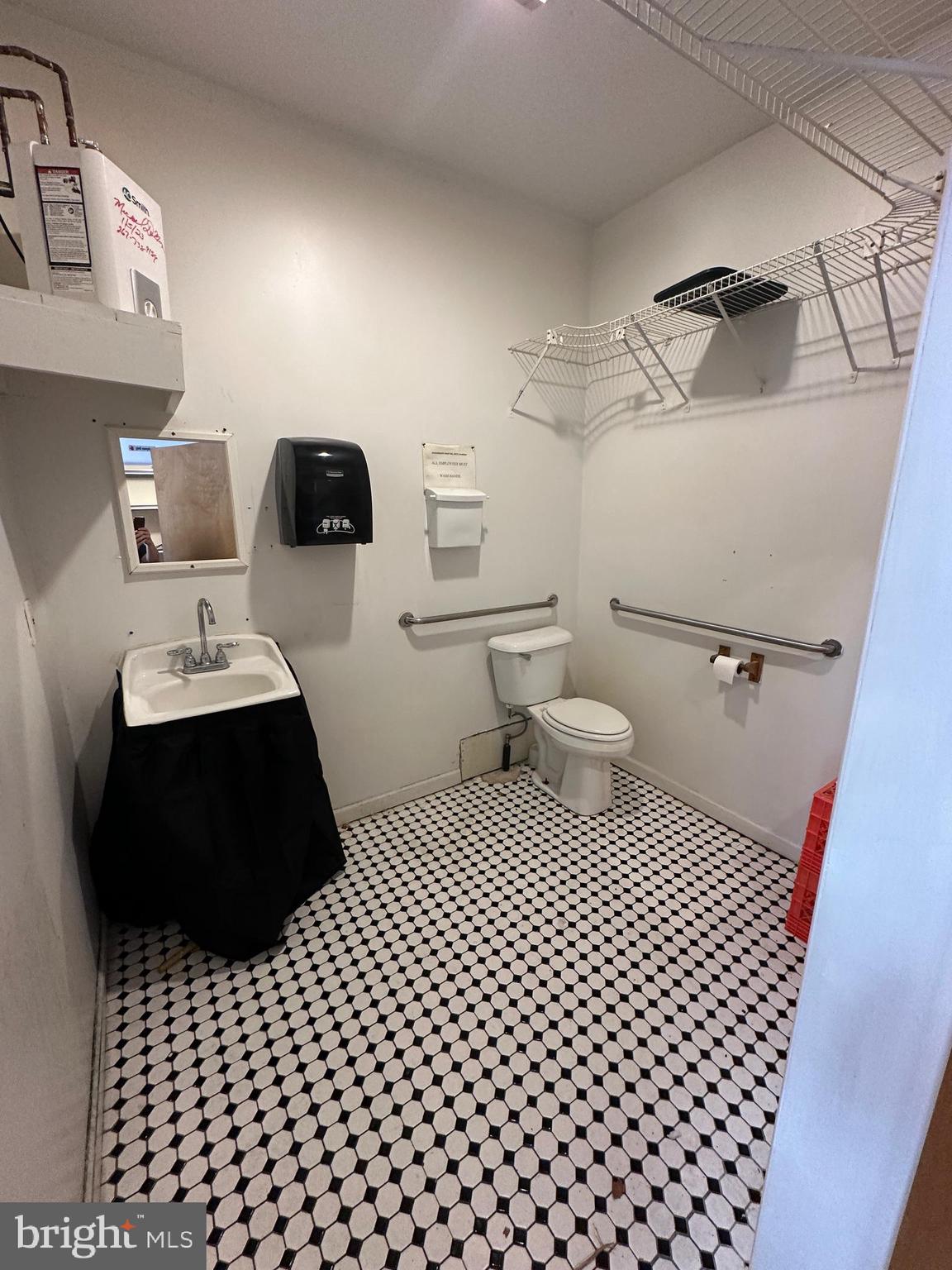 Main image without alt text