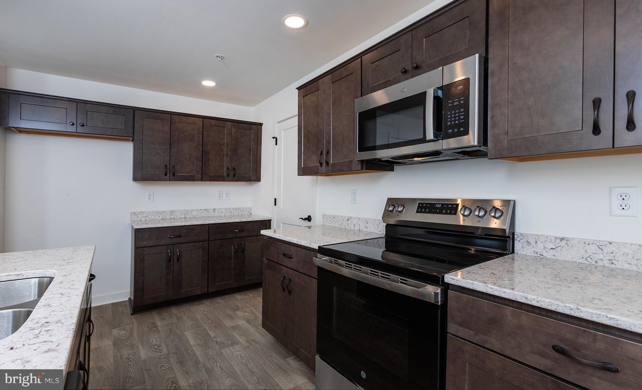 7422 RED OAK COURT
