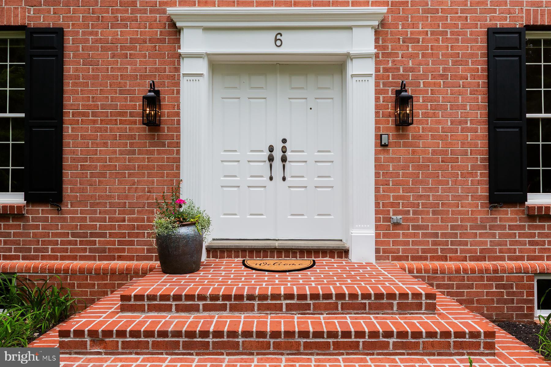 6 CREEKWOOD DRIVE
