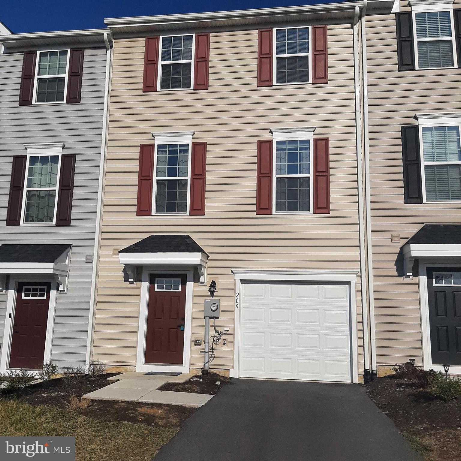 Well located in Potomac Station. Level walk-in to Foyer, Finished Family Room, half bath. Ease of Living Floor Plan, Gourmet Eat in Kitchen, Large island. Granite countertops, stainless steel appliances, easy care laminate flooring. Sliding glass doors lead to Large Deck off kitchen. Large Living Room. Third Level features three bedrooms, the primary has walk-in closet. Two full baths. Laundry Closet. Close to commuter routes, shopping.
