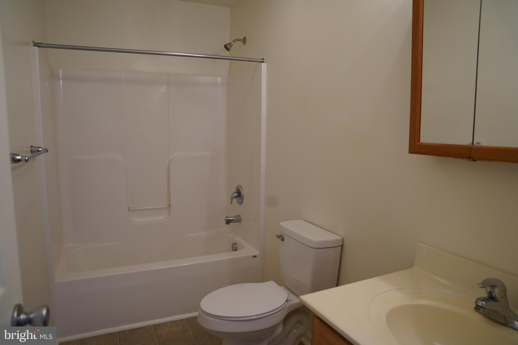 MIDDLE CREEK MANOR - Residential Lease