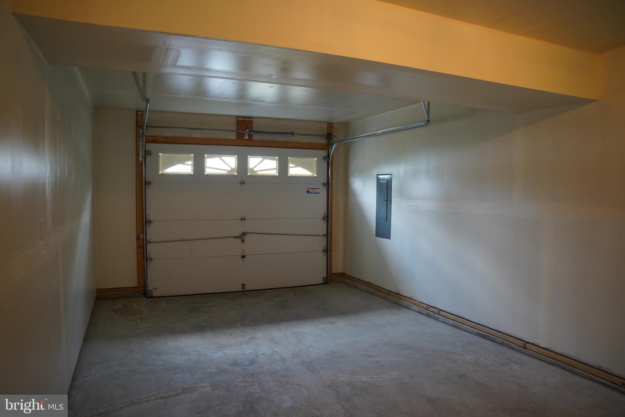 MIDDLE CREEK MANOR - Residential Lease