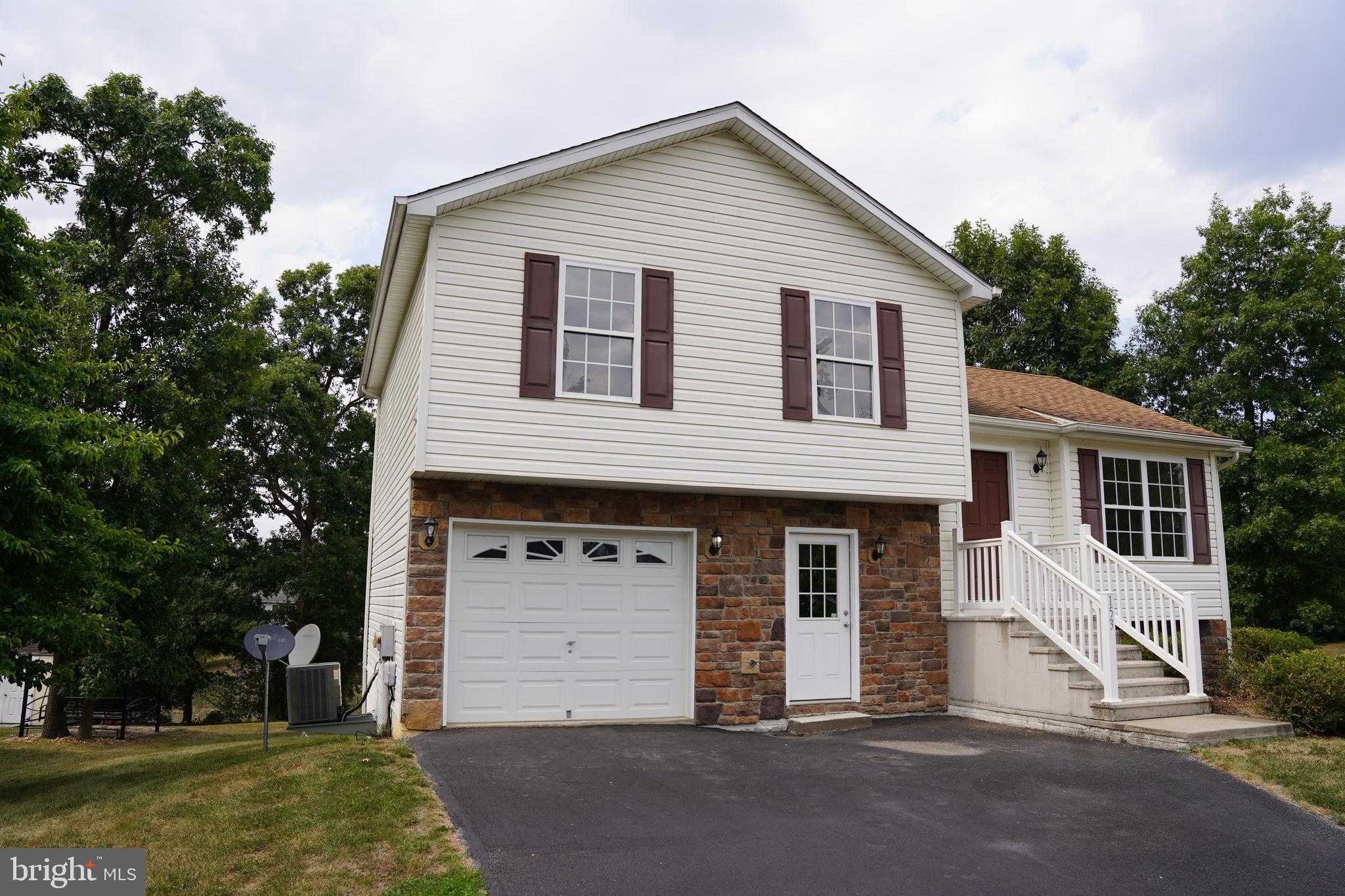 MIDDLE CREEK MANOR - Residential Lease