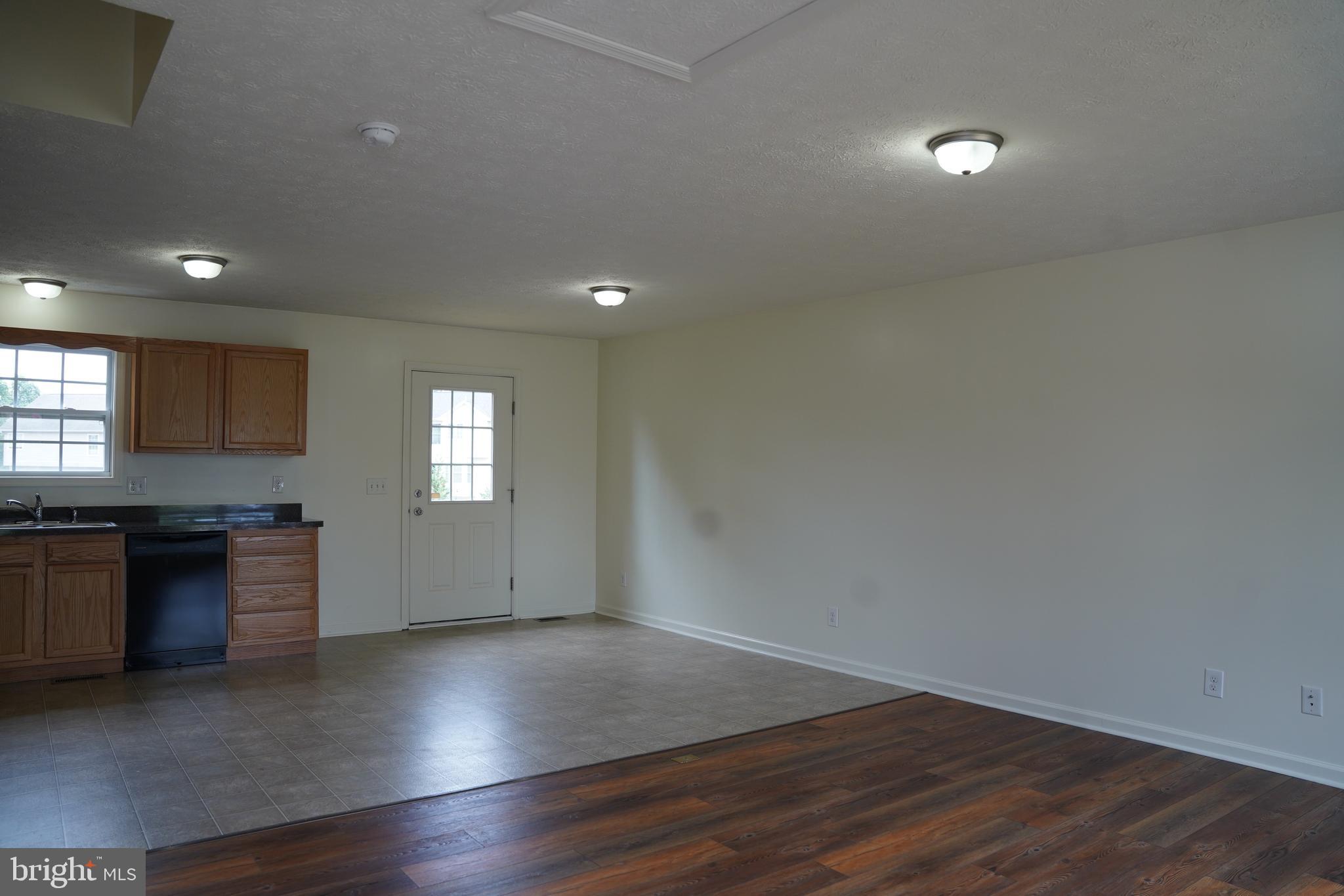 MIDDLE CREEK MANOR - Residential Lease