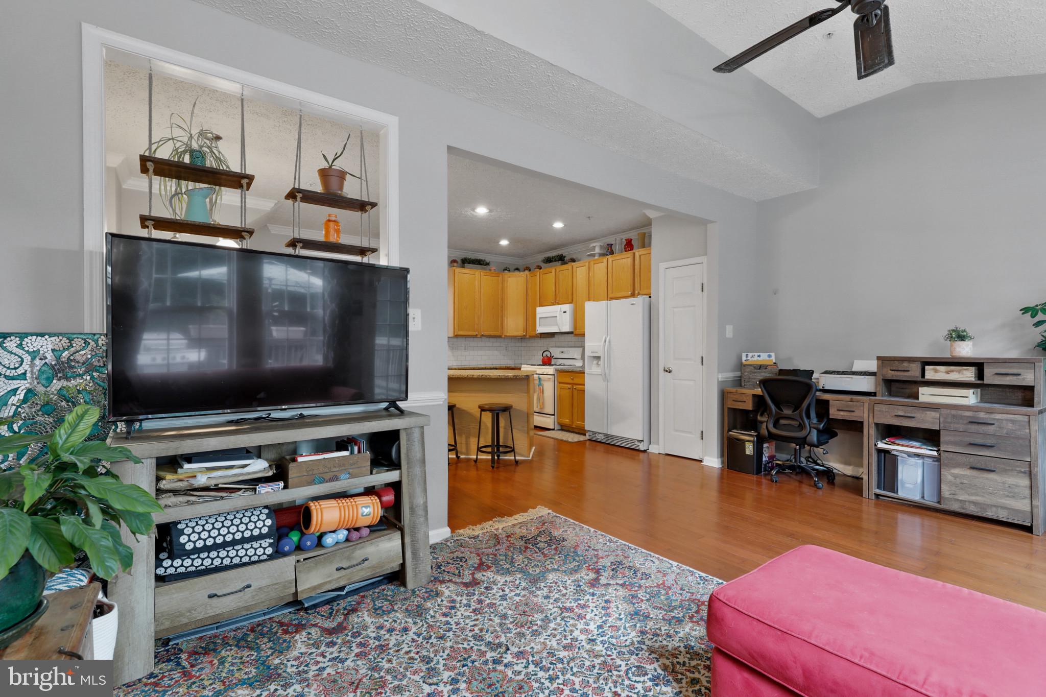 CONSTANT FRIENDSHIP - Residential