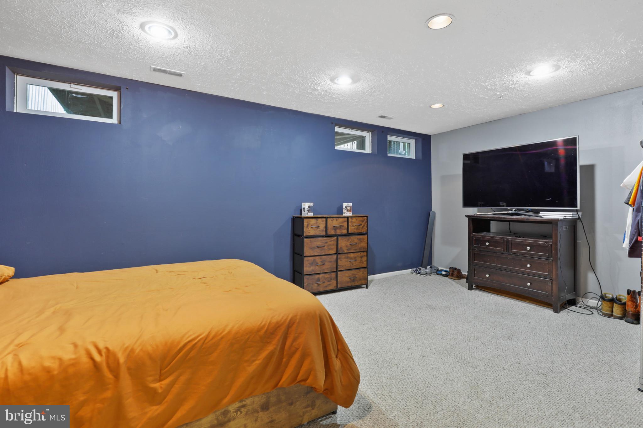 CONSTANT FRIENDSHIP - Residential