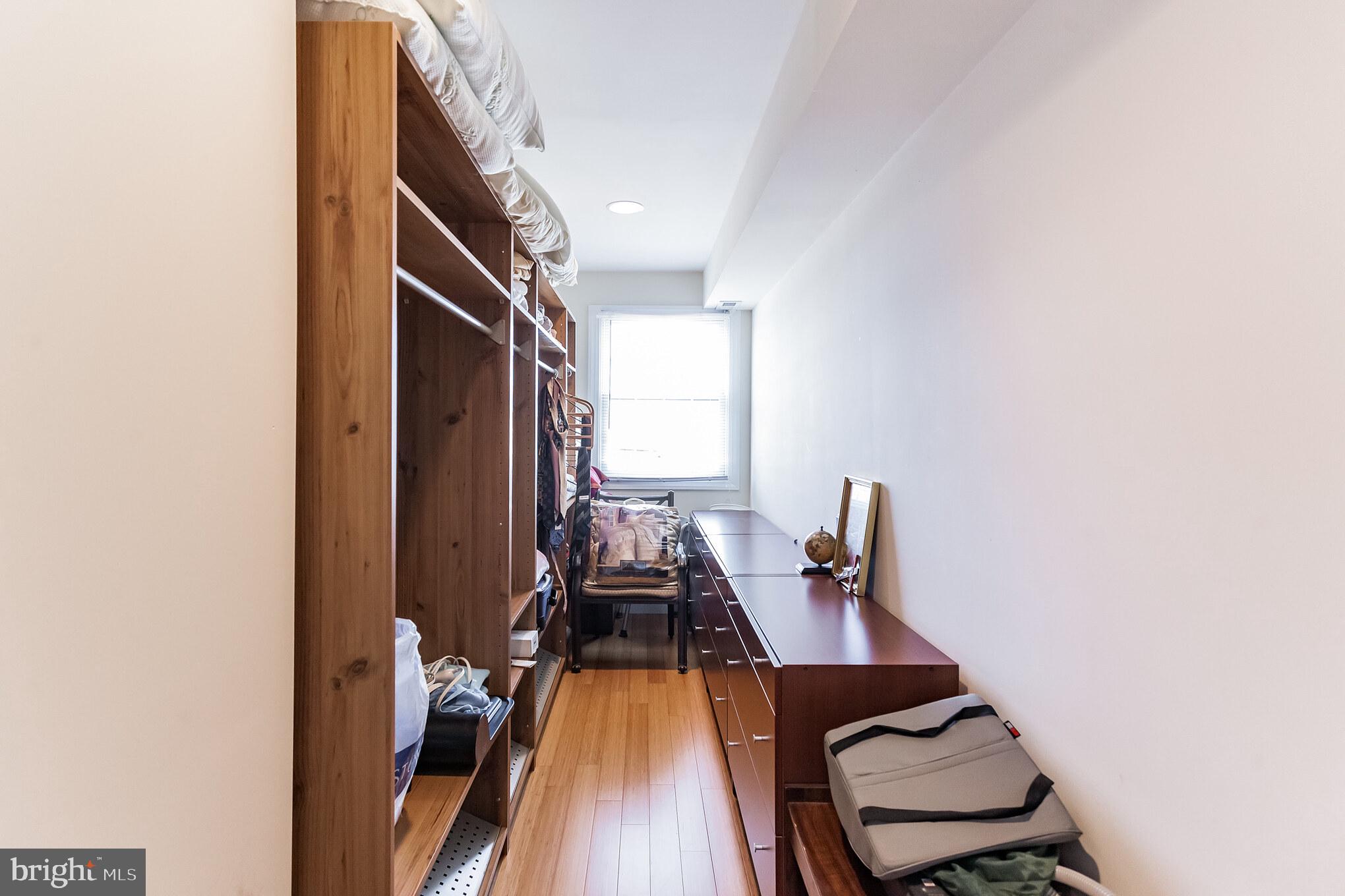 QUEEN VILLAGE - Residential