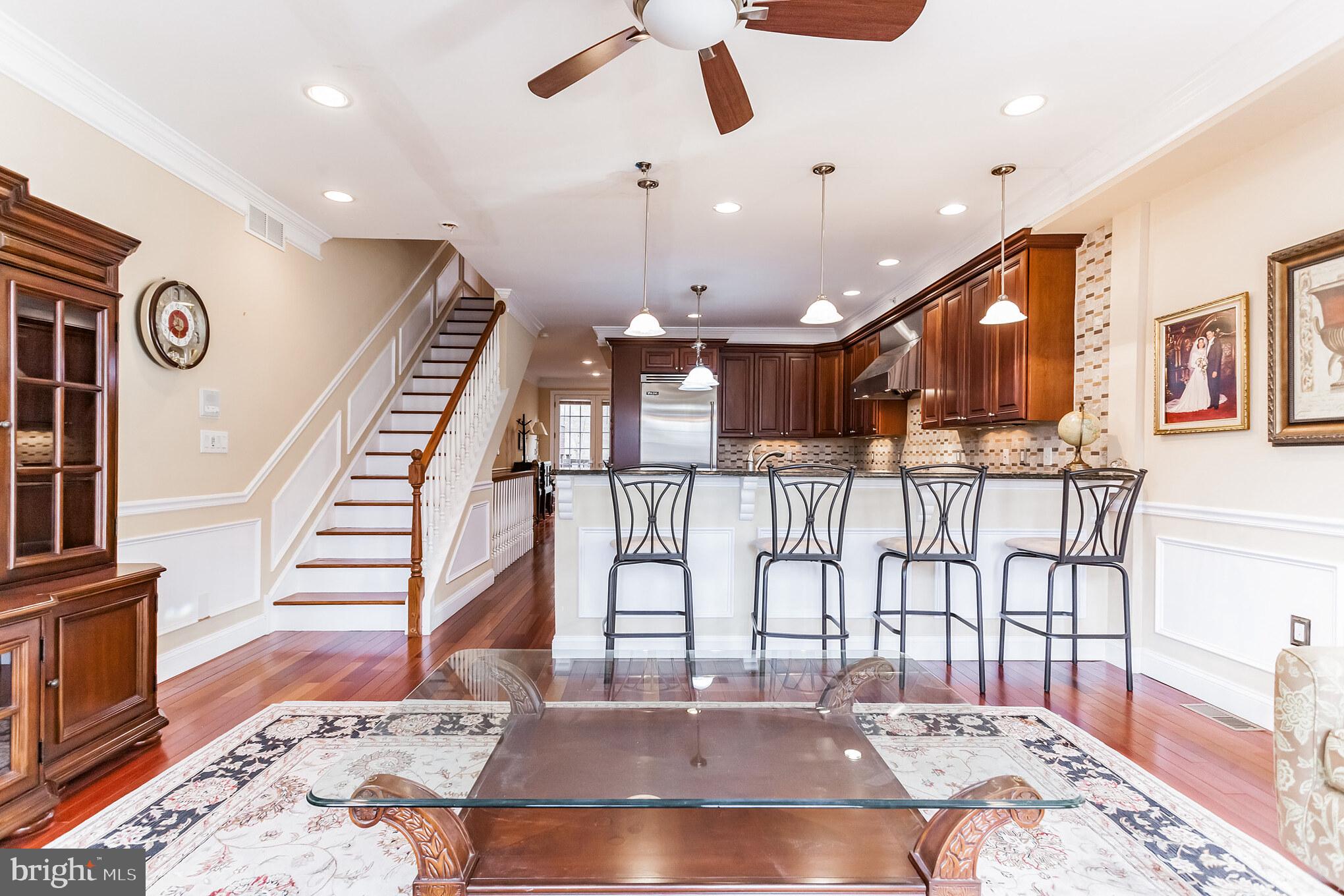 QUEEN VILLAGE - Residential