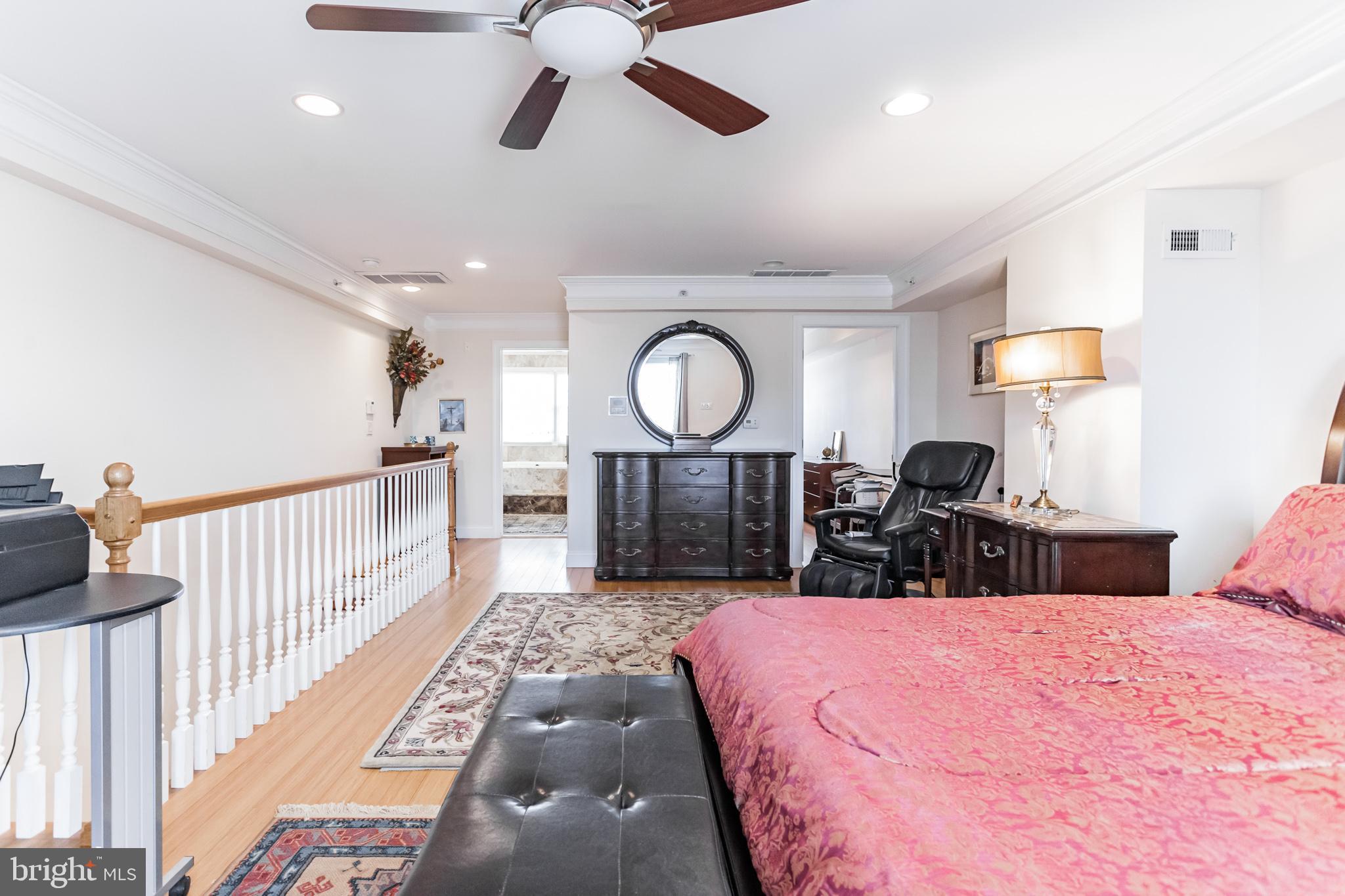 QUEEN VILLAGE - Residential