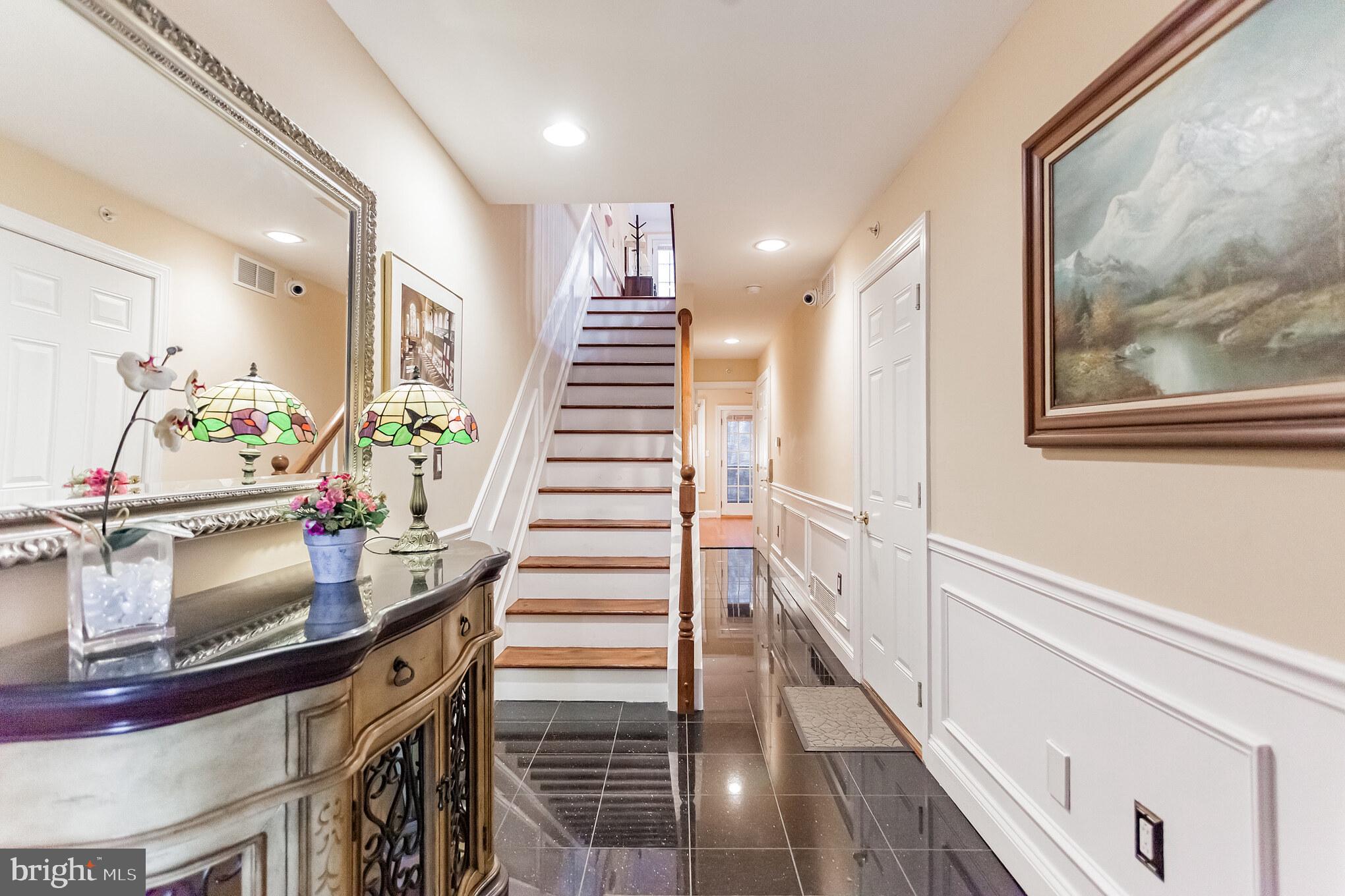 QUEEN VILLAGE - Residential