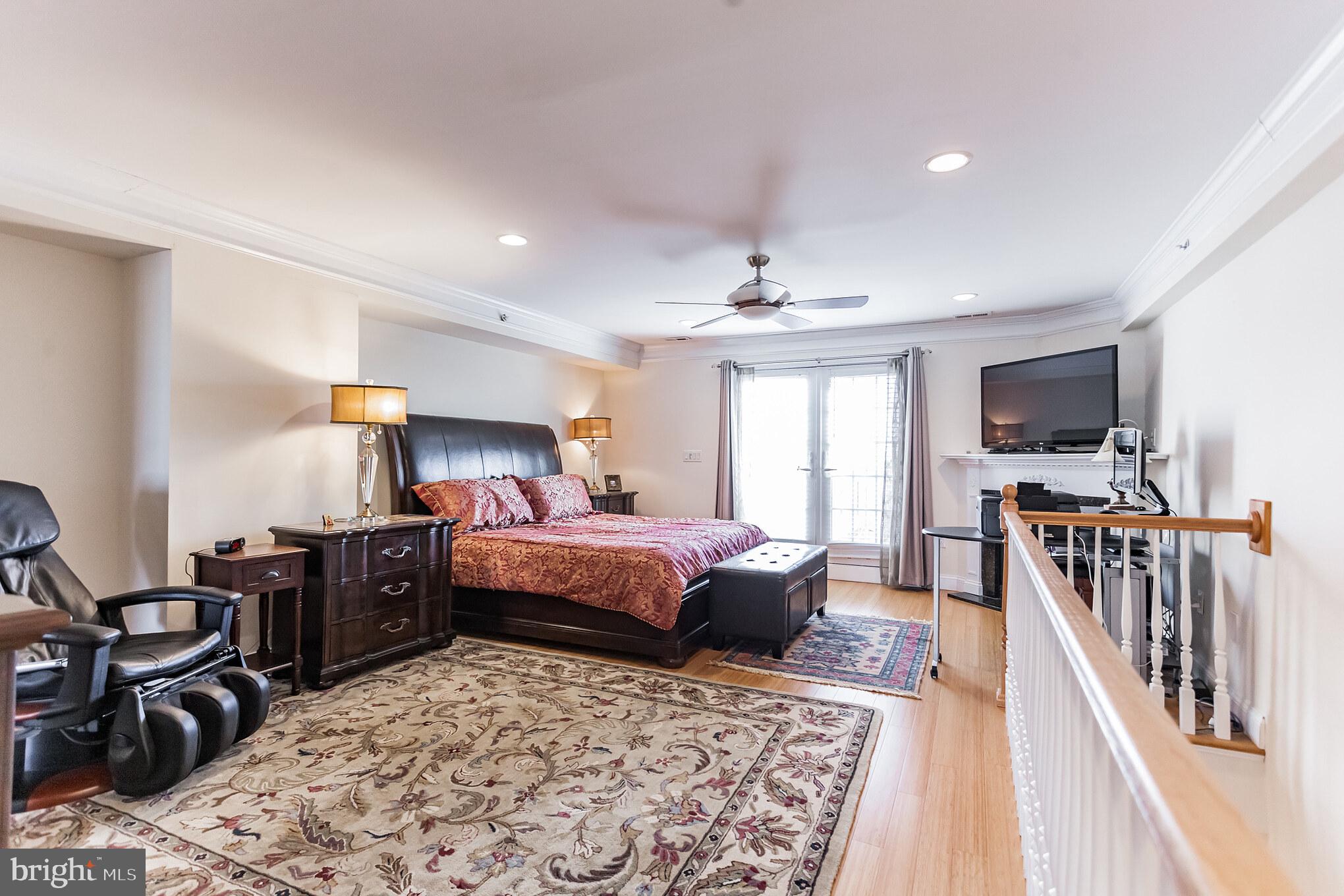 QUEEN VILLAGE - Residential