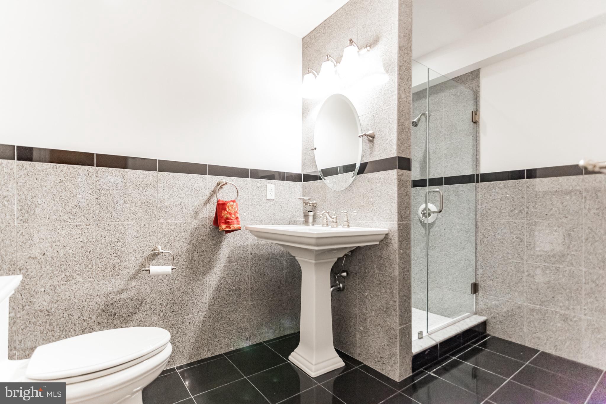 QUEEN VILLAGE - Residential