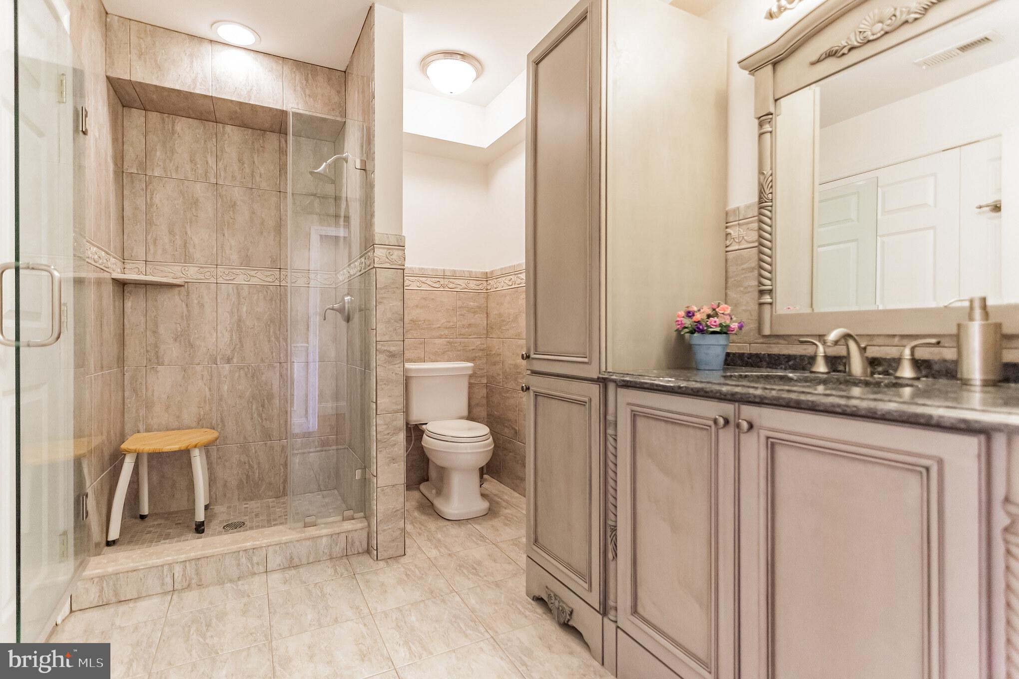 QUEEN VILLAGE - Residential