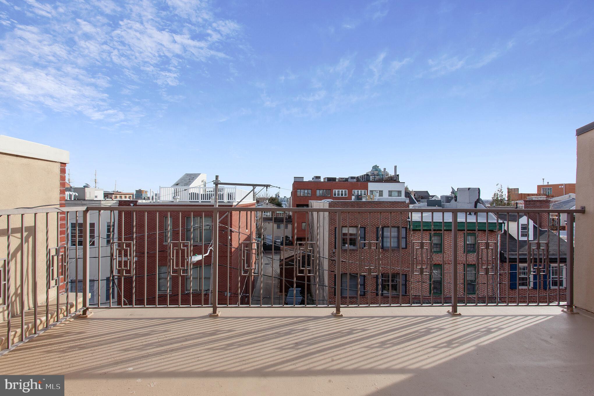 QUEEN VILLAGE - Residential